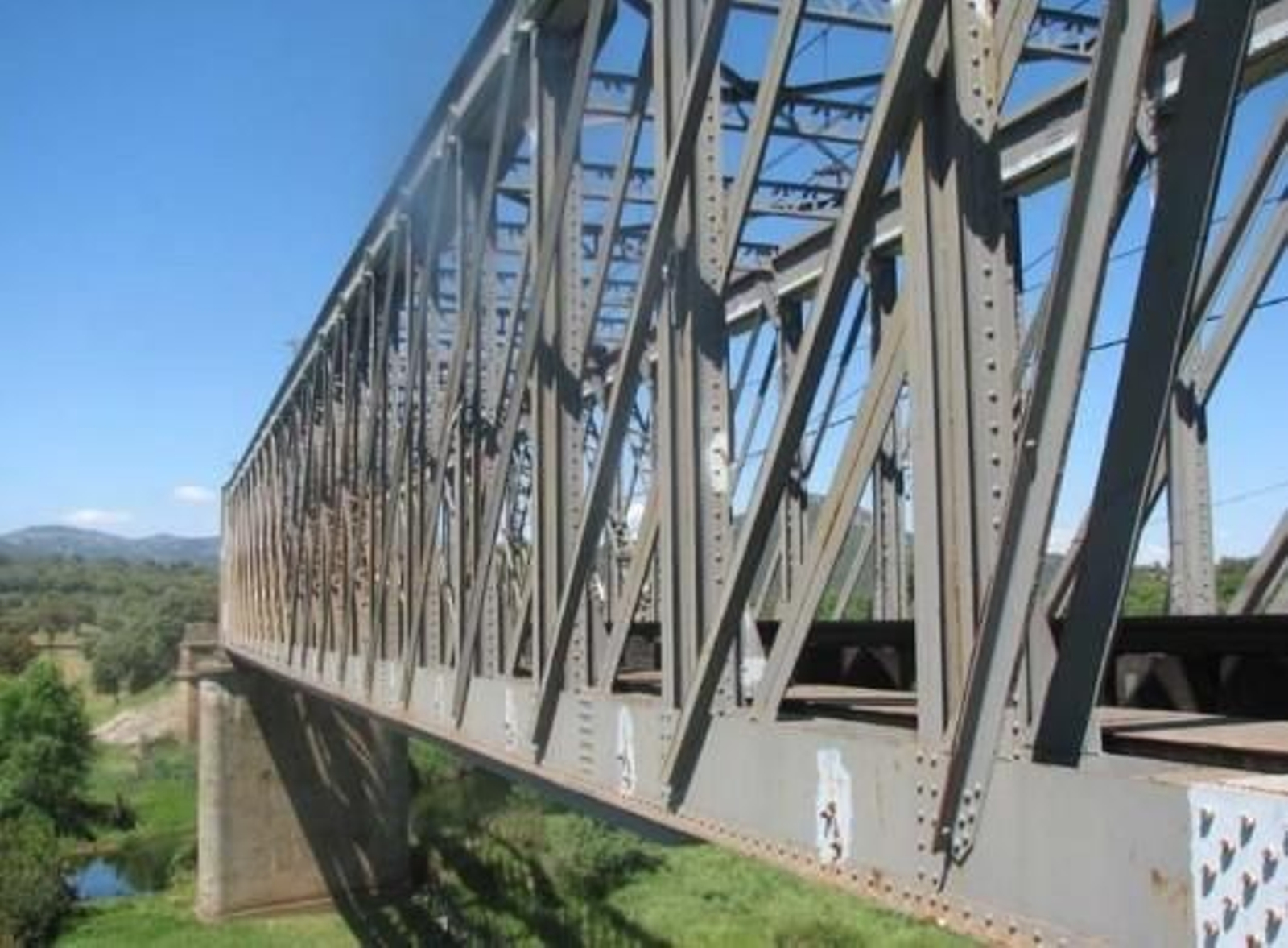 Puente metálico río Guarrizas.