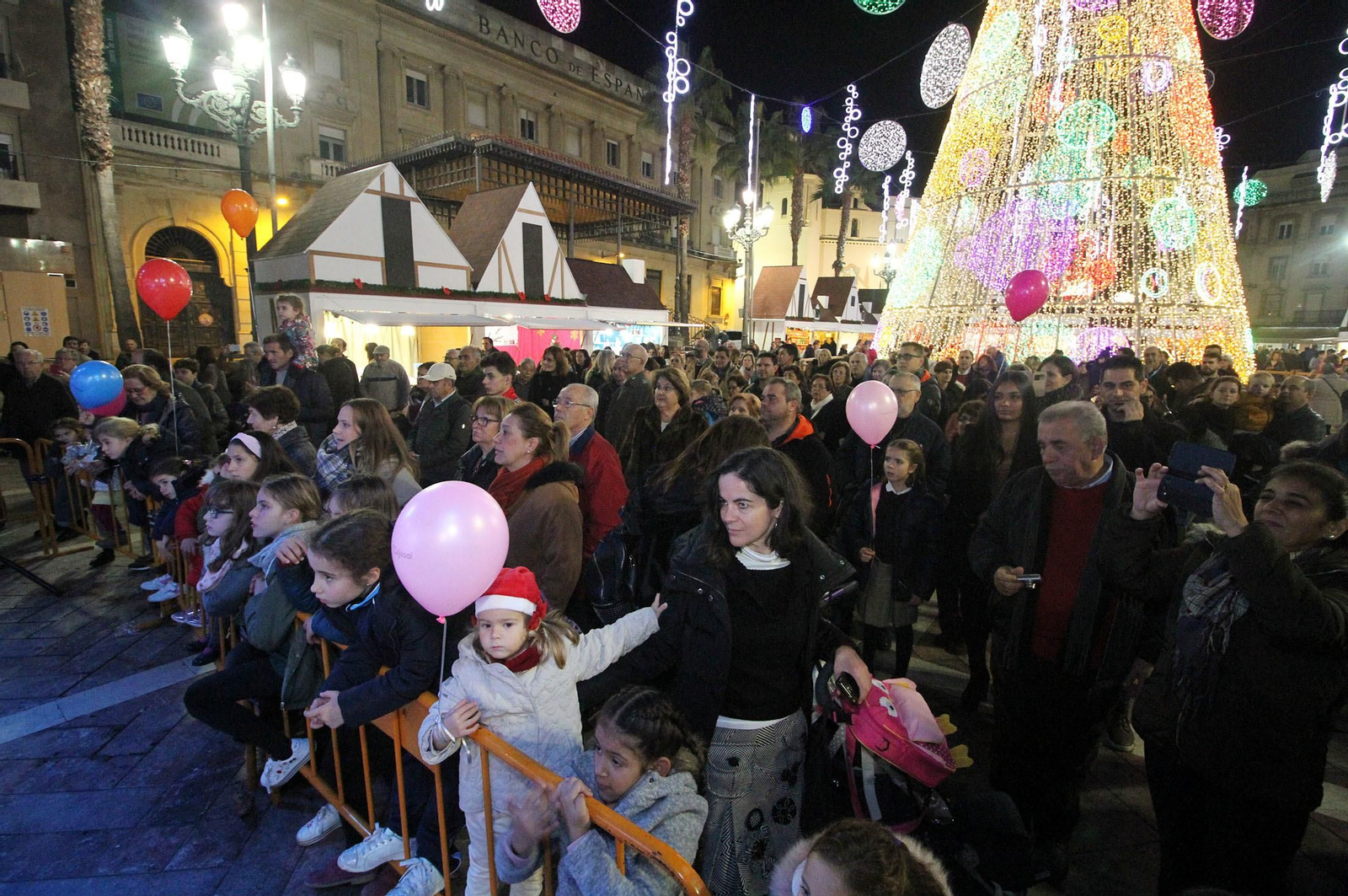 Pepe El Marismeño y el Coro de Emigrantes ponen voz al Cuentacuentos de Huelva Información, en imágenes