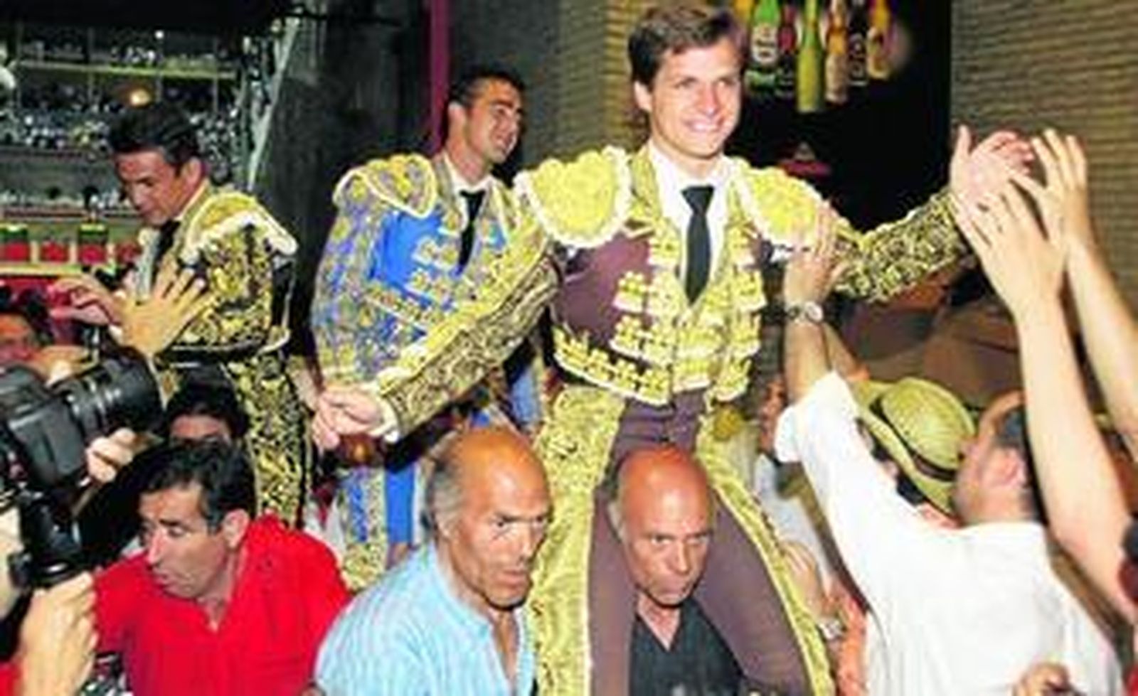 Los tres toreros salieron a hombros con tres orejas cada uno.