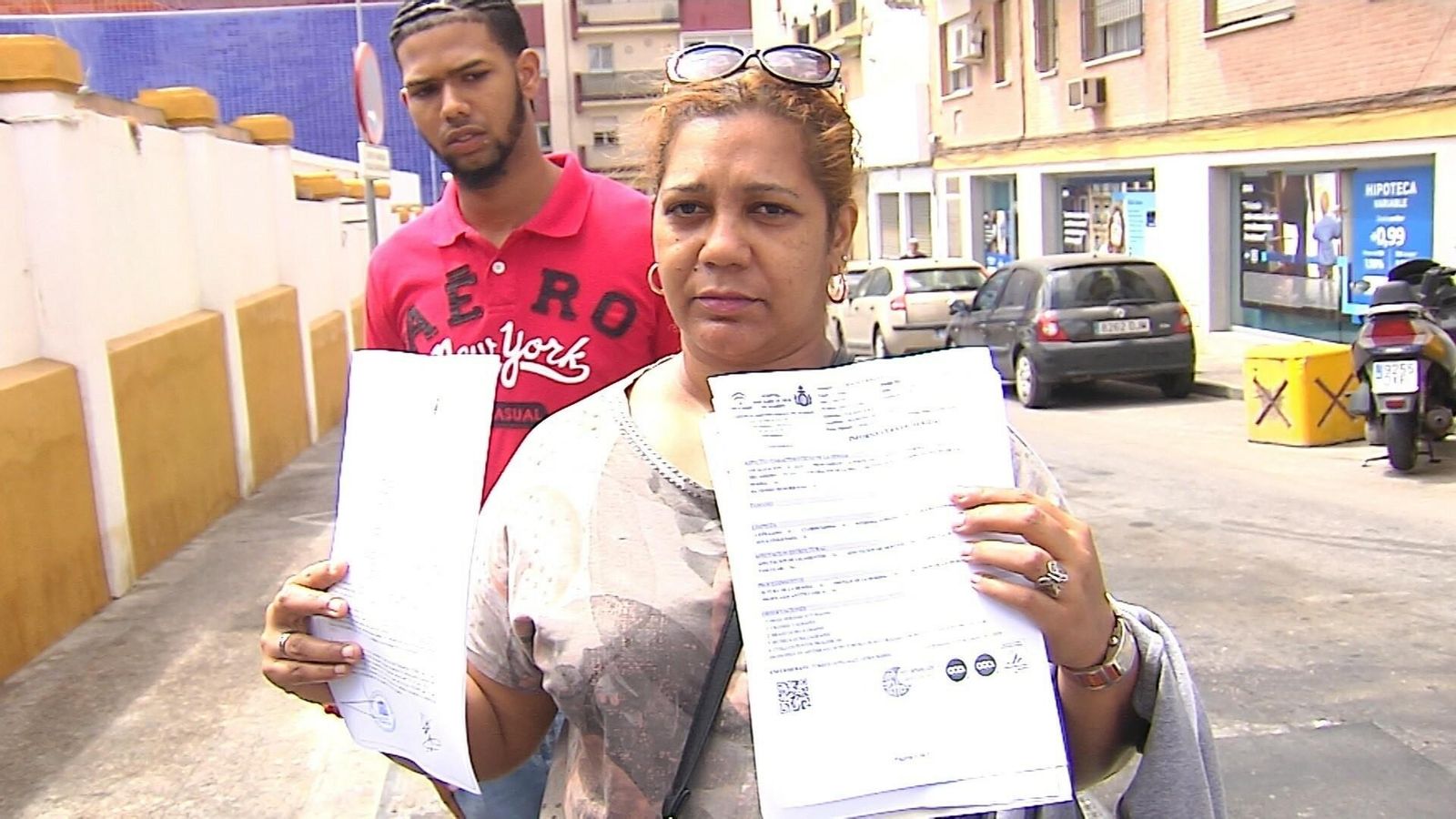 Araceli del Arce, madre de la menor de 15 años que fue agredida anoche por su exnovio de 20 años, enseña el parte de urgencias del hospital