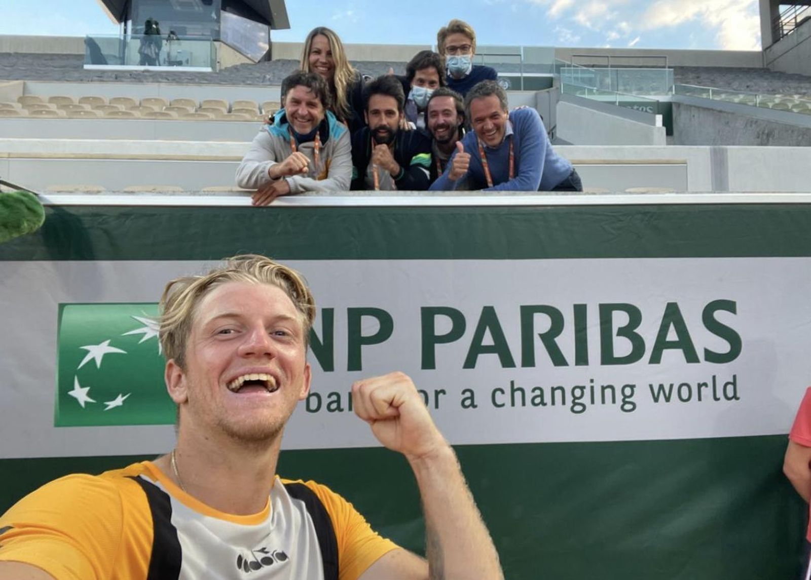 Alejandro Davidovich, con su equipo en París.