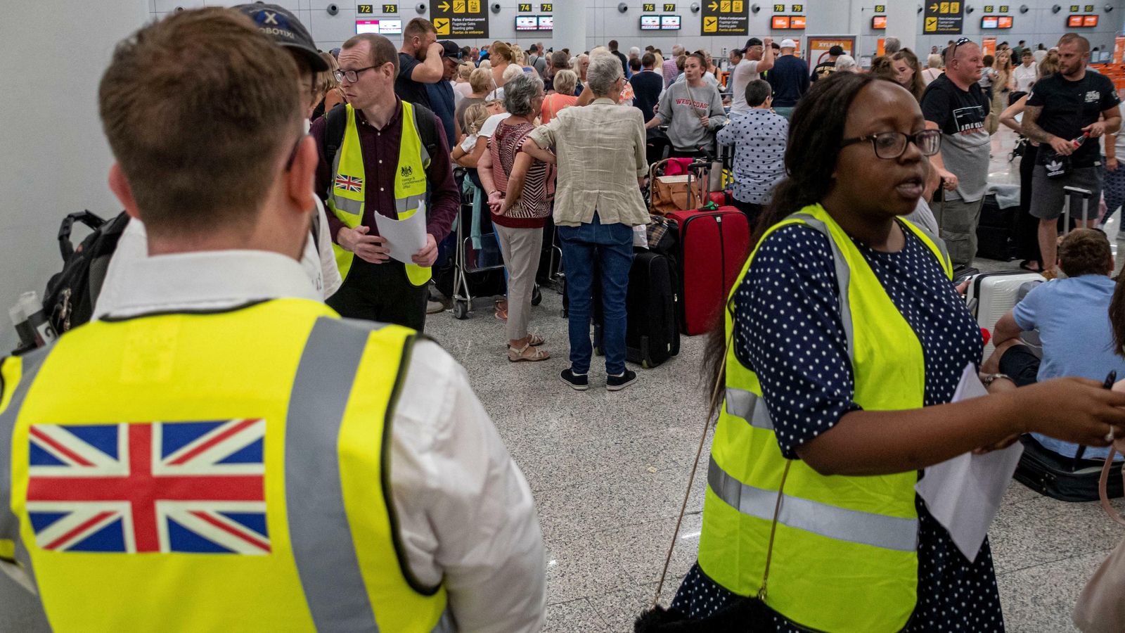 Personal del gobierno británico atiende hoy en Palma de Mallorca a pasajeros afectados.