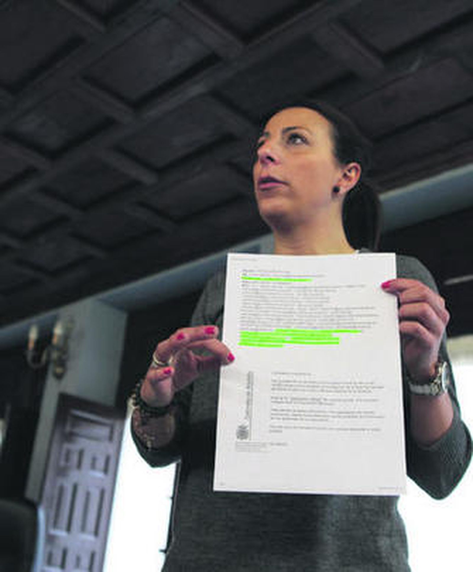 La alcaldesa de Ronda muestra el 'mail' de invitación a una procesión.