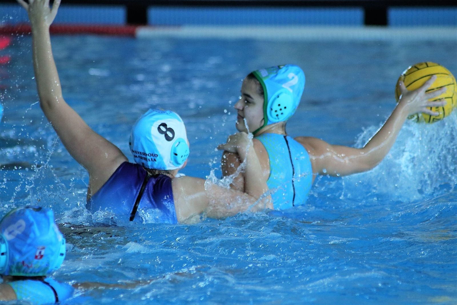 La jugadora Carmen Rodríguez trata de lanzar a portería.