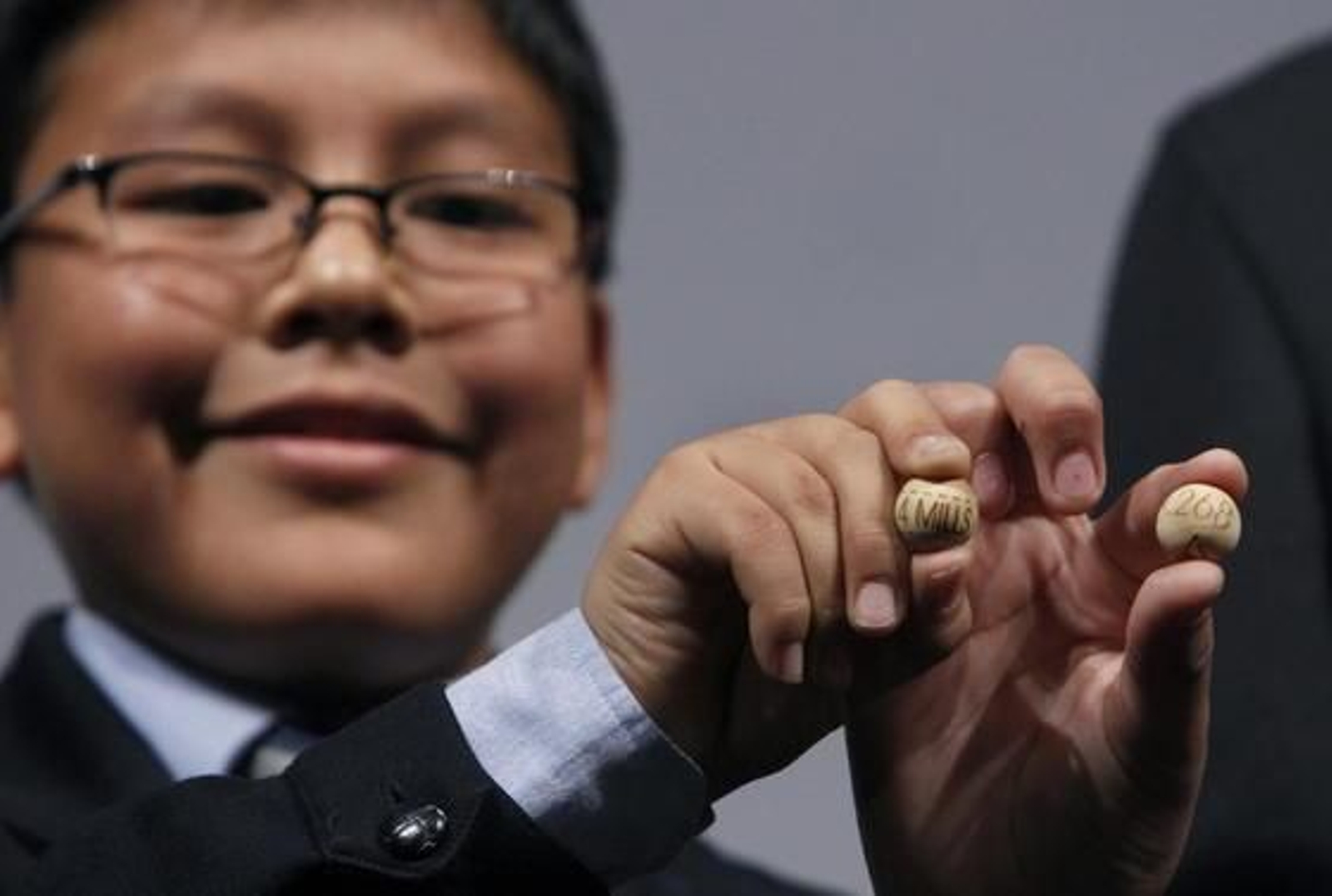 El Gordo ha recaído en el número 58.268, vendido íntegramente en un pubelo de Huesca.

Foto: EFE