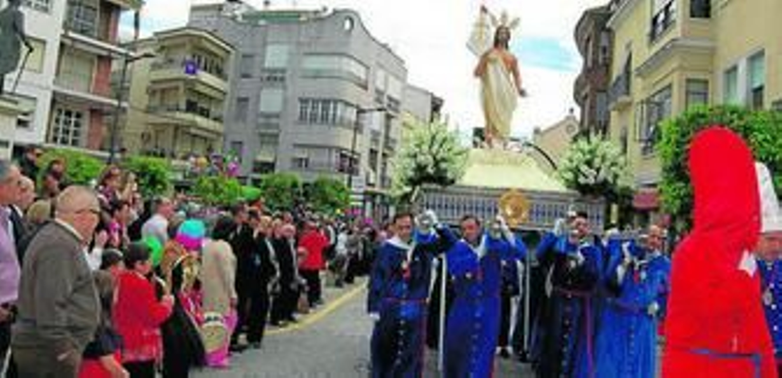 Procesión de la imagen del Señor Resucitado por las calles de Baena.