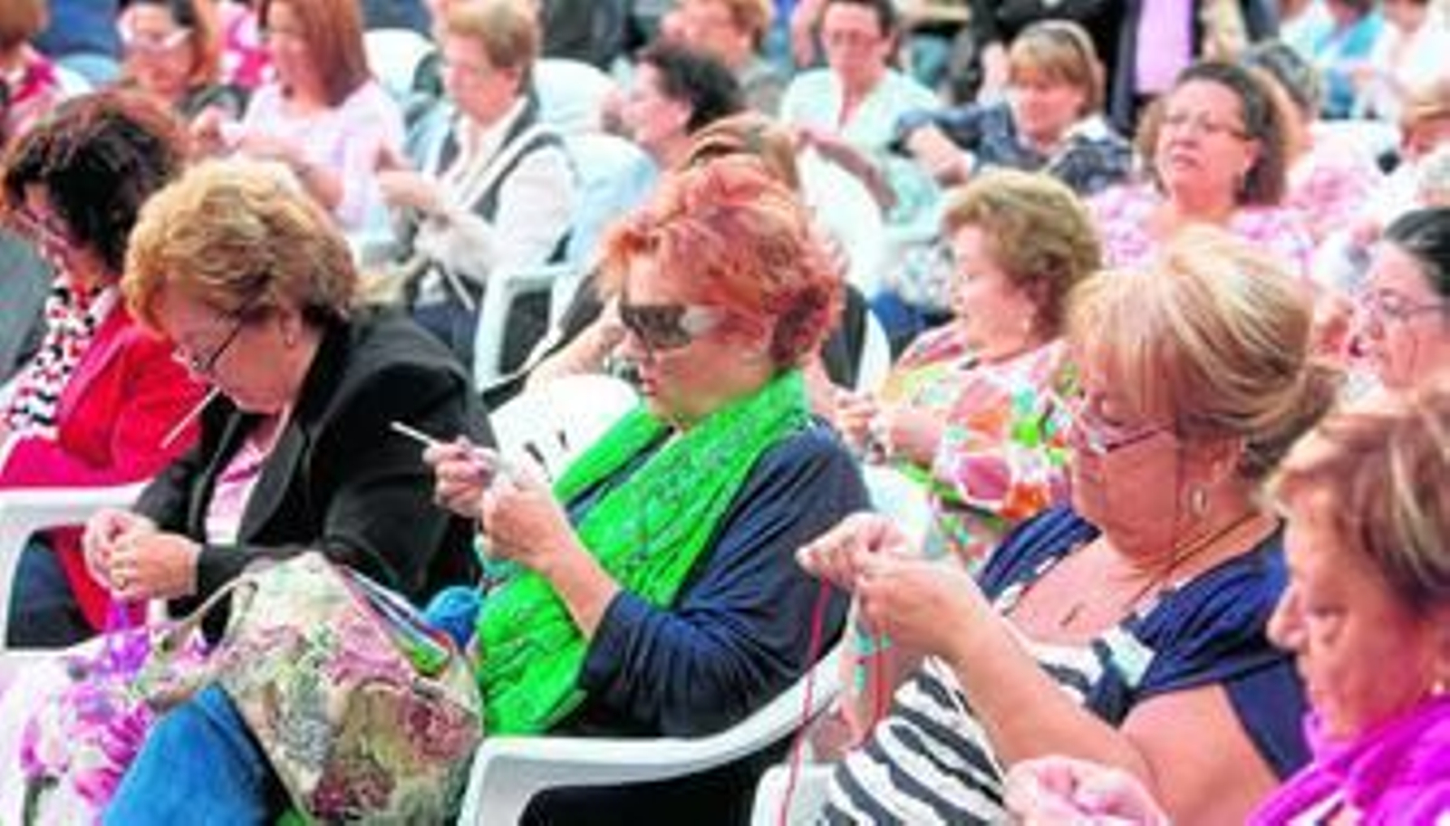 Las participantes, cada una con sus propias agujas, recibieron una madeja de lana al formalizar la inscripción.