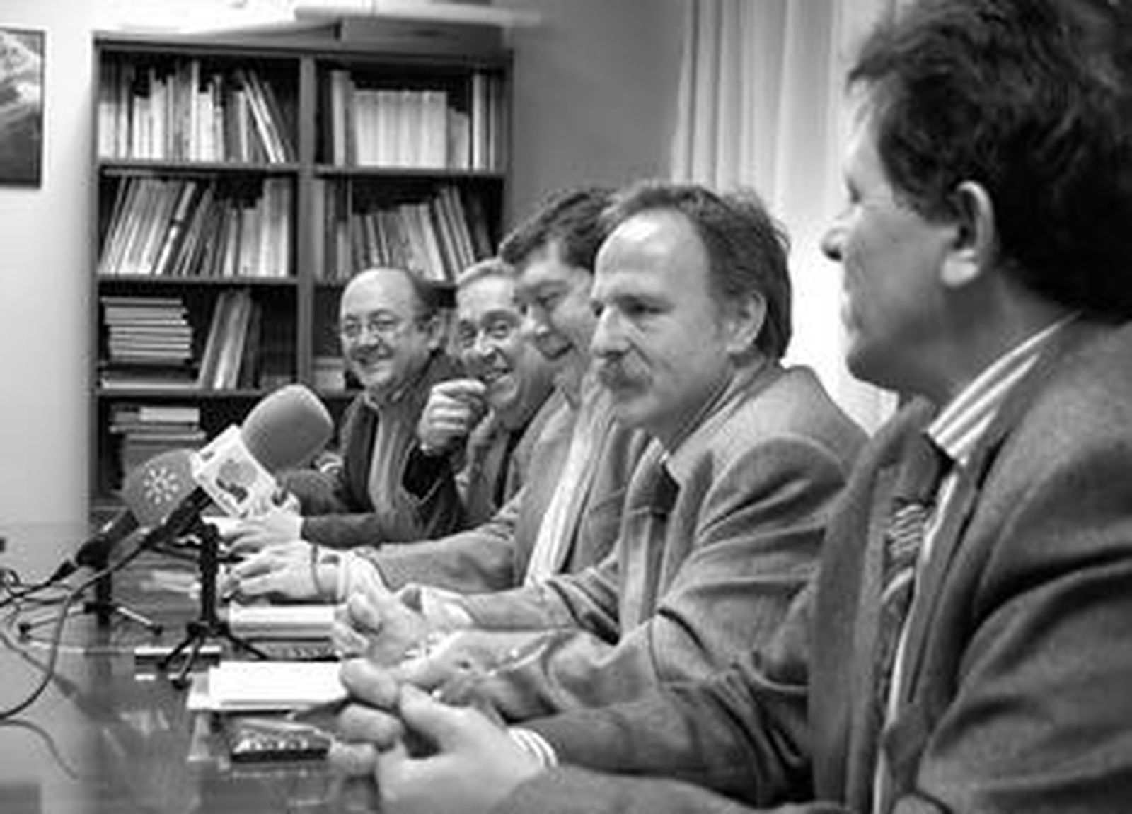 Los representantes del PSOE junto al alcalde barreño, ayer.