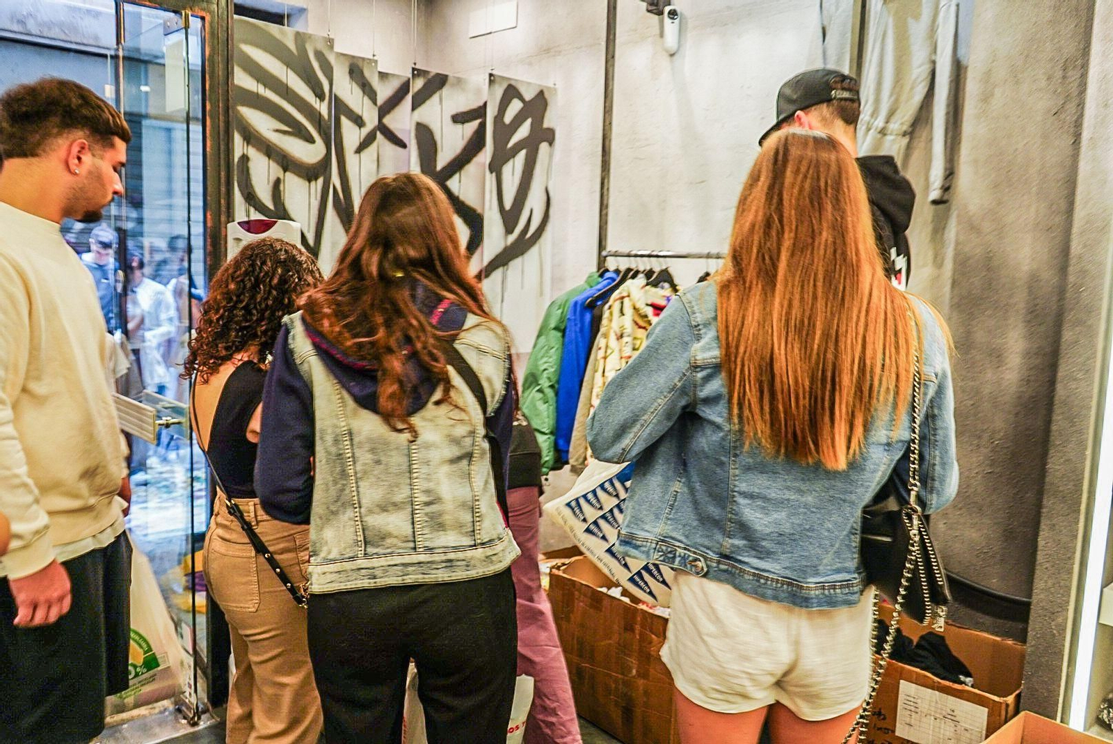 Saiko forma colas de solidaridad en Granada: las imágenes