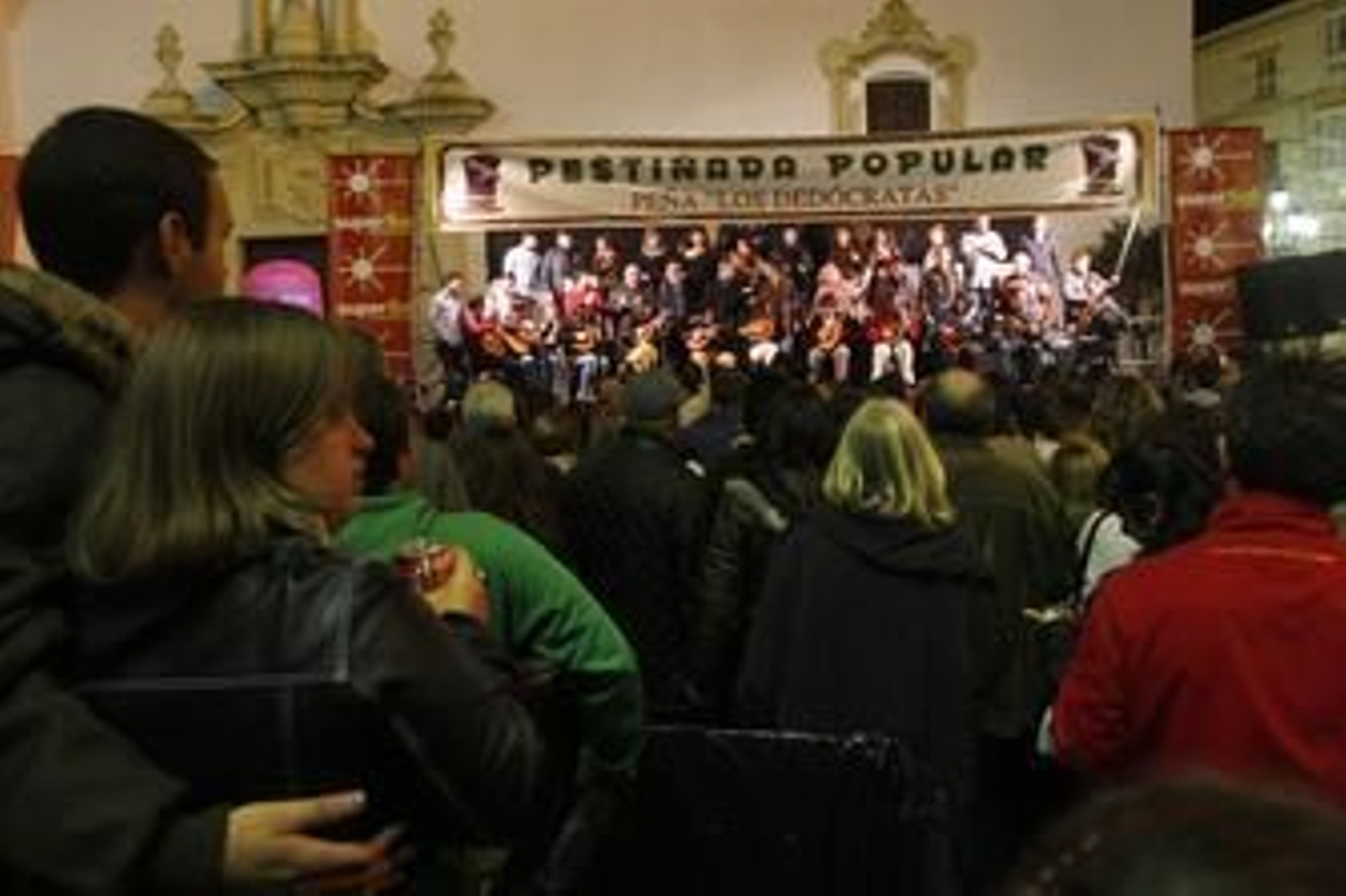 Actuación de un coro en la Pestiñada de Los Dedócratas del año pasado. /Lourdes de Vicente