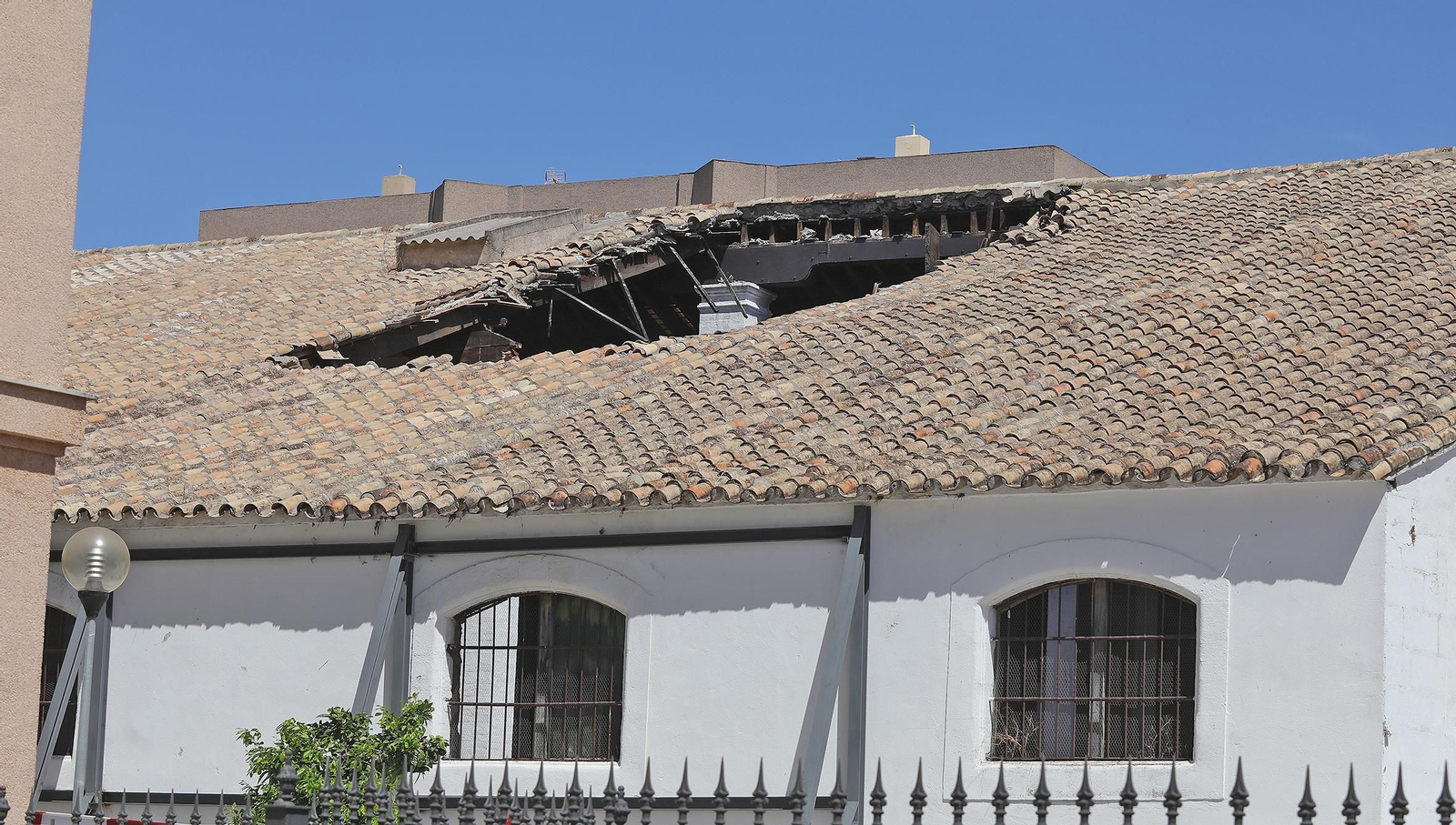 Imagen de cómo ha quedado el techo de la bodega tras el derrumbe.