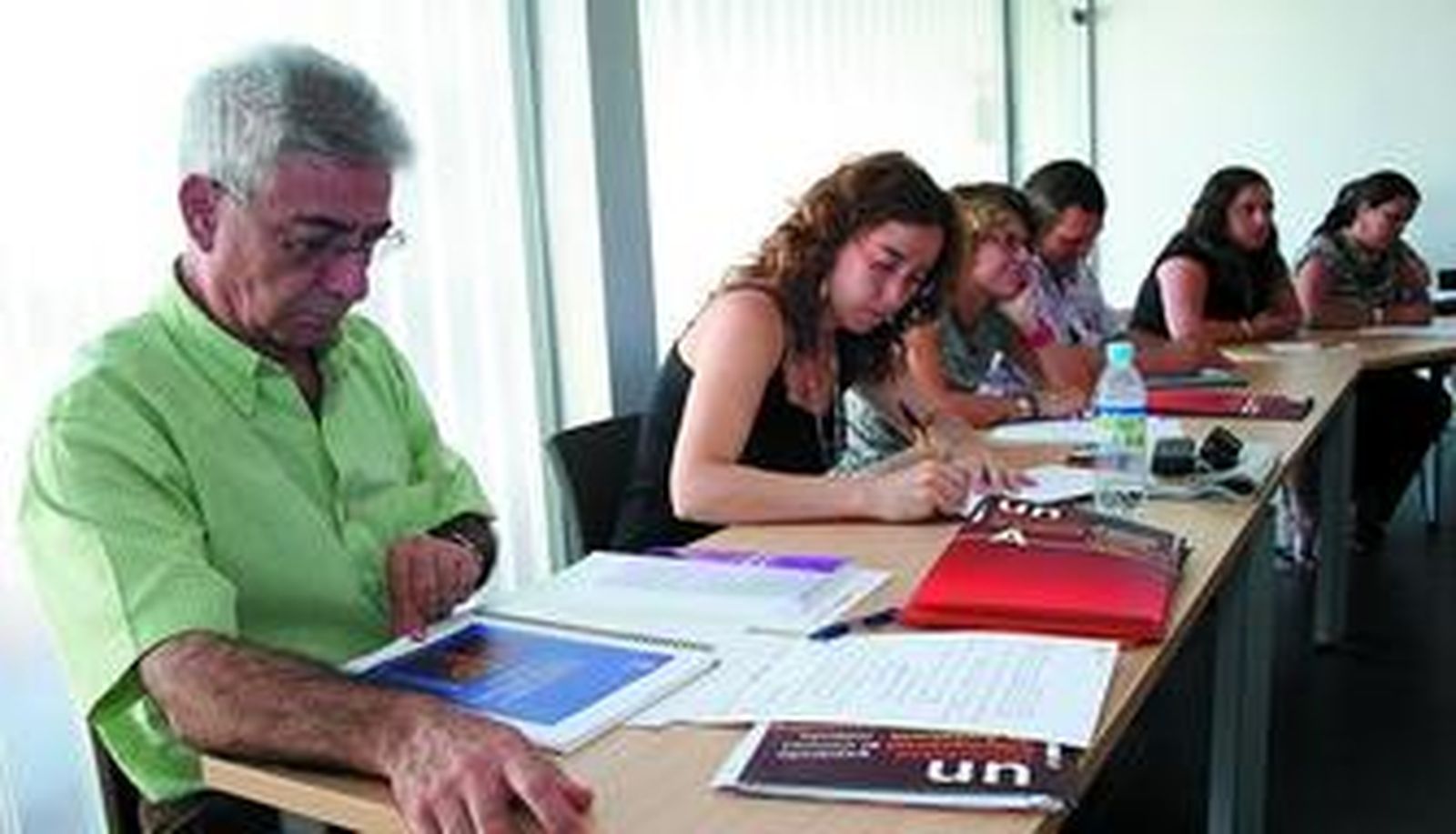 El director del curso sobre la escuela pública, Juan Manuel Escudero, a la izquierda, durante la celebración de una de las clases del seminario.