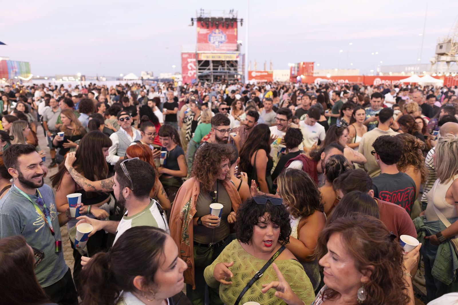 Búscate en las imágenes del concierto gratuito en el Muelle de Cádiz