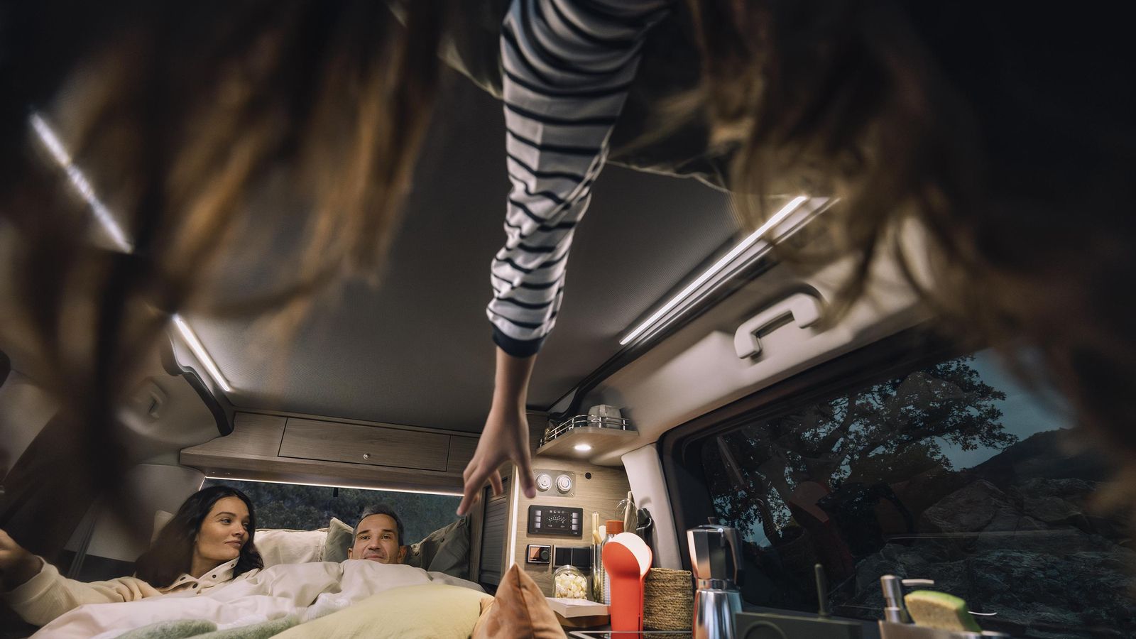 El techo retráctil, que facilita la ubicación en él de una segunda cama o mantenerse en pie dentro del habitáculo durante el día, es uno de los elementos estrella de este Citroën Holiday. El techo retráctil, que facilita la ubicación en él de una segunda cama o mantenerse en pie dentro del habitáculo durante el día, es uno de los elementos estrella de este Citroën Holiday.