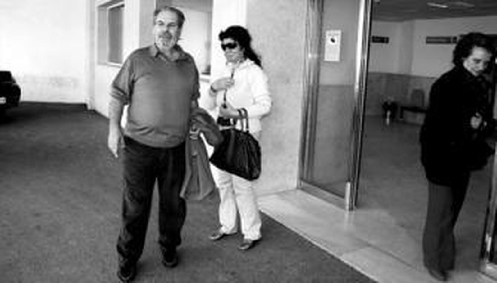 El diestro Rafael de Paula, abandonando el Hospital Santa María de El Puerto en compañía de su esposa, Marina Muñoz.