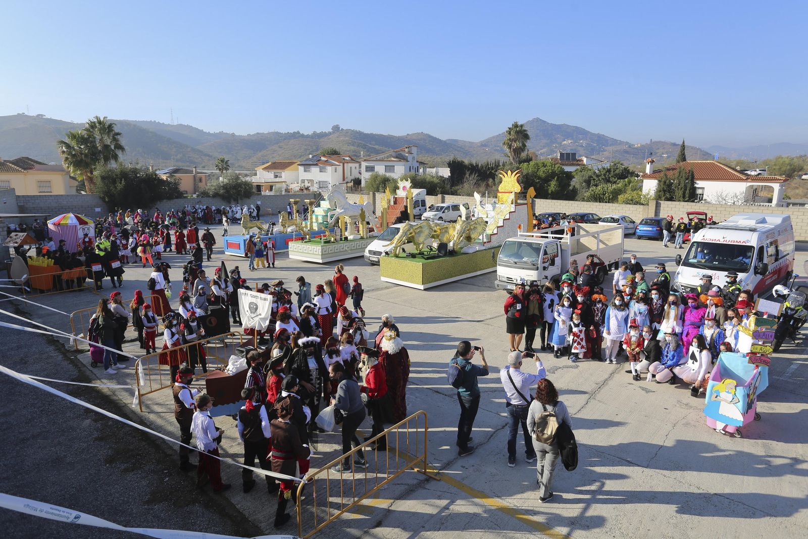 La cabalgata de Reyes recorre Puerto de la Torre, en Málaga, en fotos