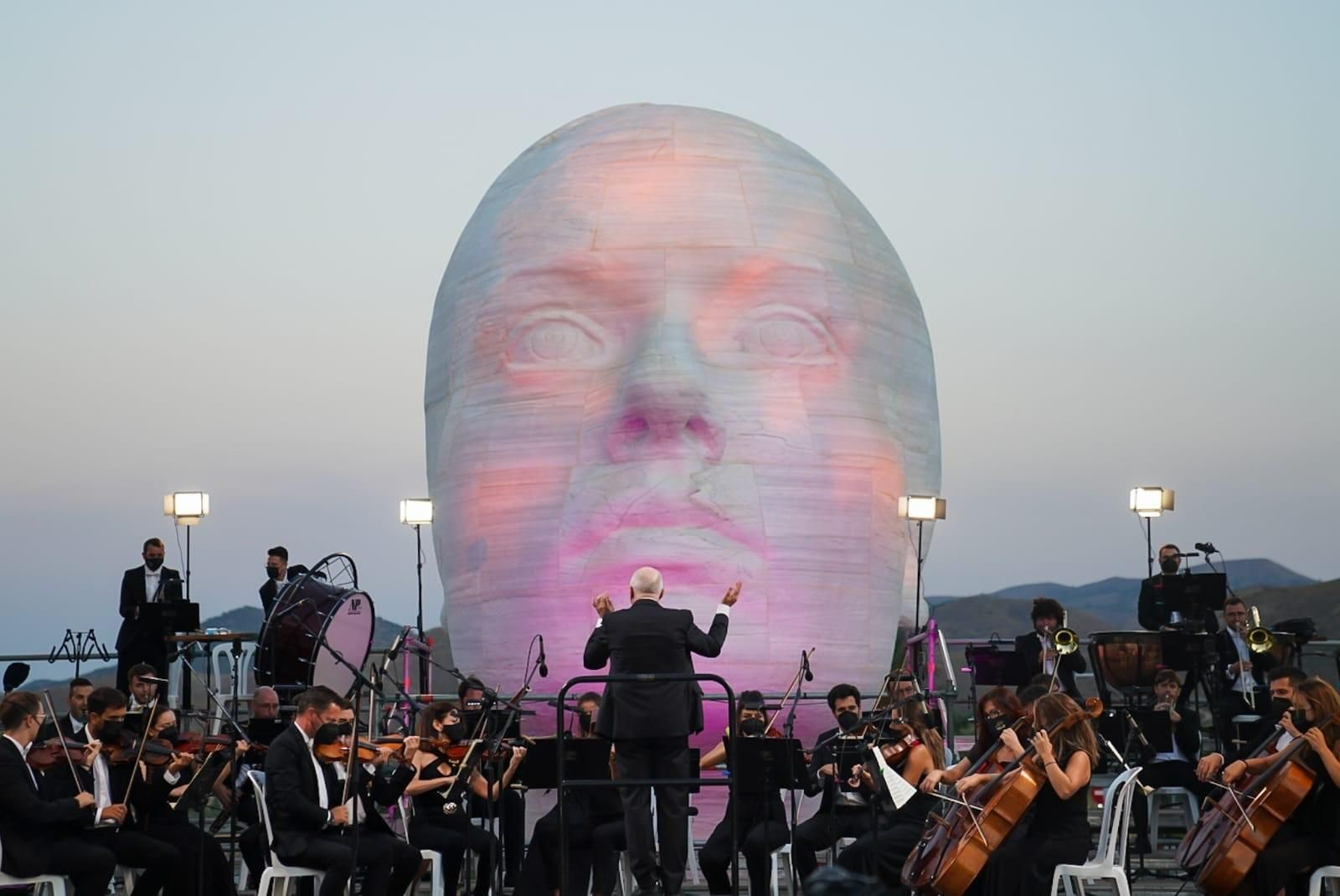 Michael Thomas dirigiendo a la OCAL en la Ciudad de la Cultura de Olula del Río.