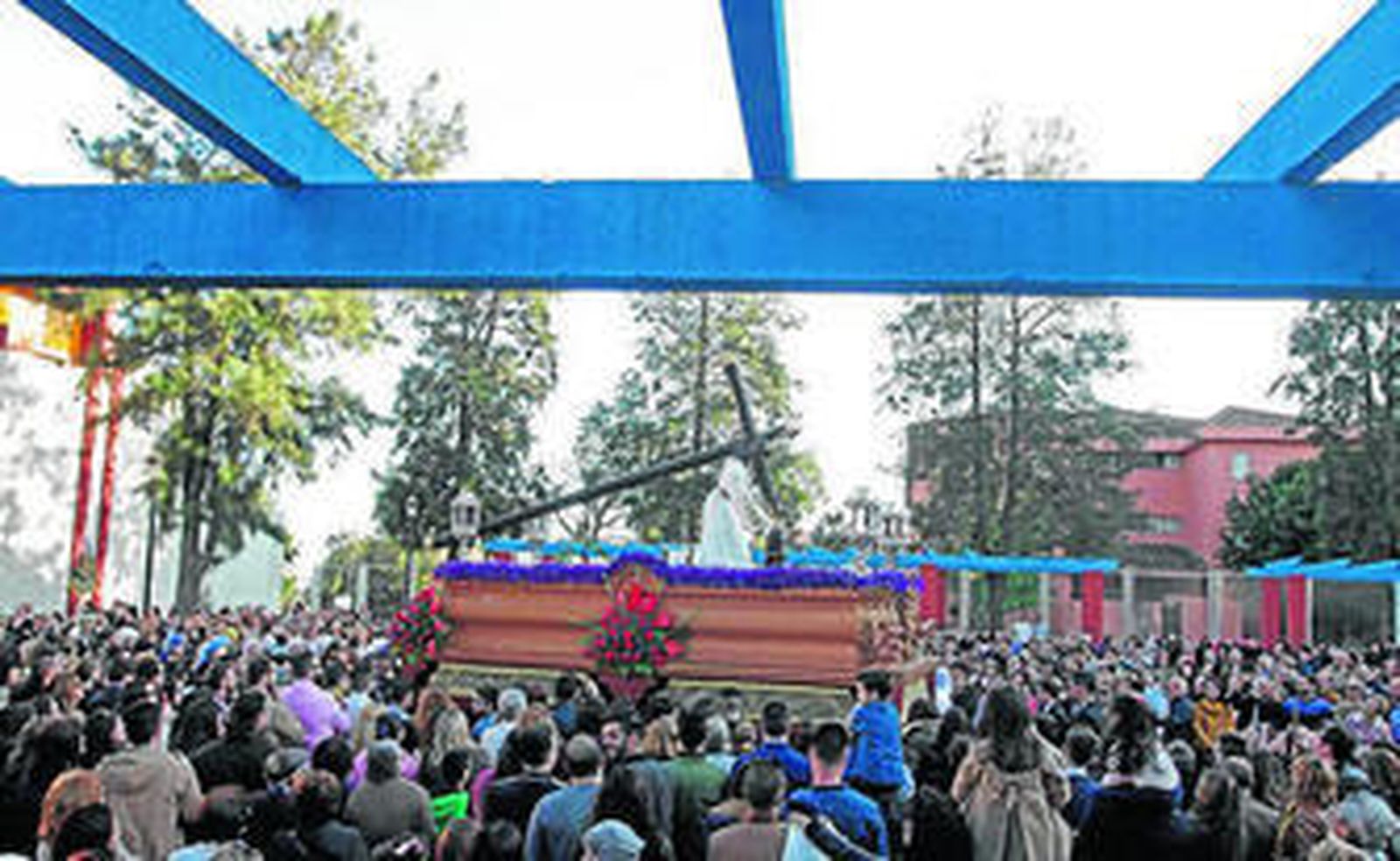 Pastora de Algeciras dedica sus saetas al Cristo y la Virgen en la salida de la iglesia.