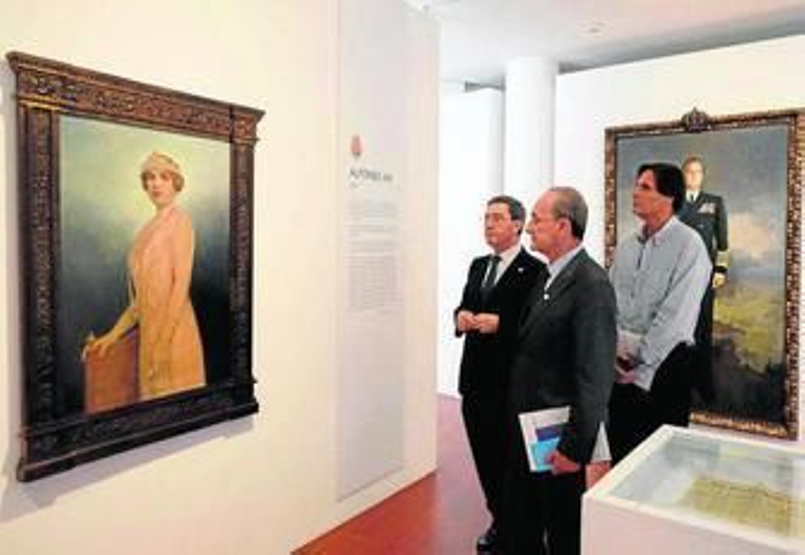 El alcalde, Francisco de la Torre, junto a Elías de Mateo y Damián Caneda, ayer, en la inauguración.