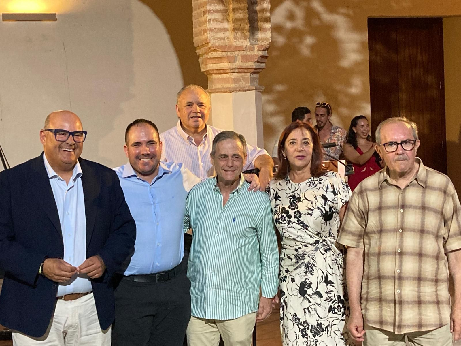 Sergio Moreno, segundo a la izquierda, recibió el galardón de manos del alcalde veleño, Jesús Lupiáñez.