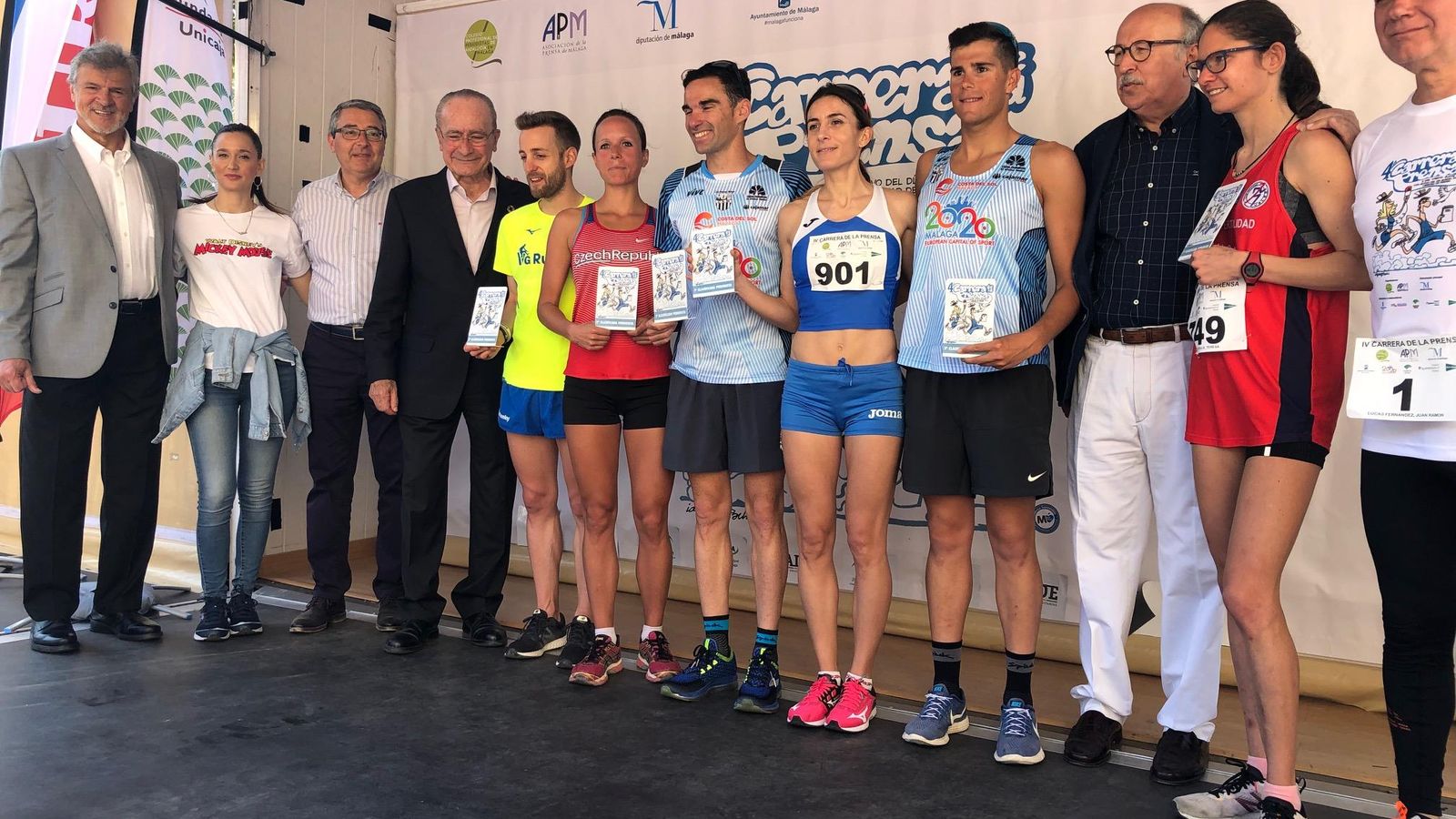 Los tres primeros clasificados en categoría masculina y femenina junto a las autoridades e invitados