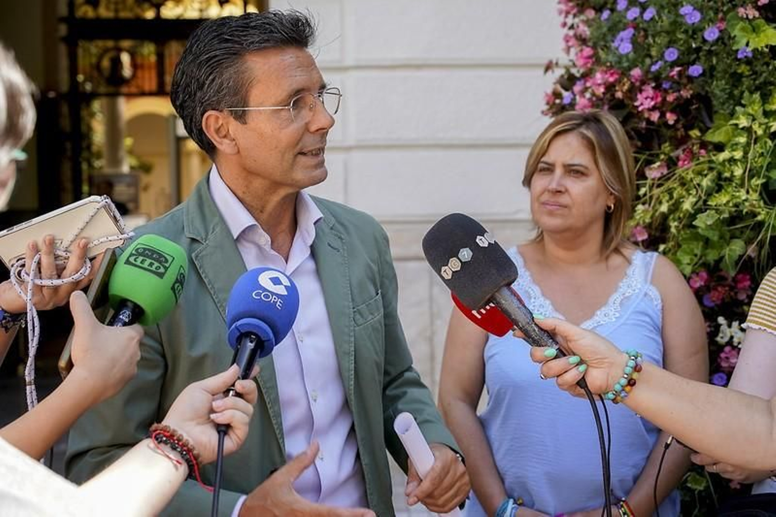 Paco Cuenca atiende a los medios Paco Cuenca atiende a los medios
