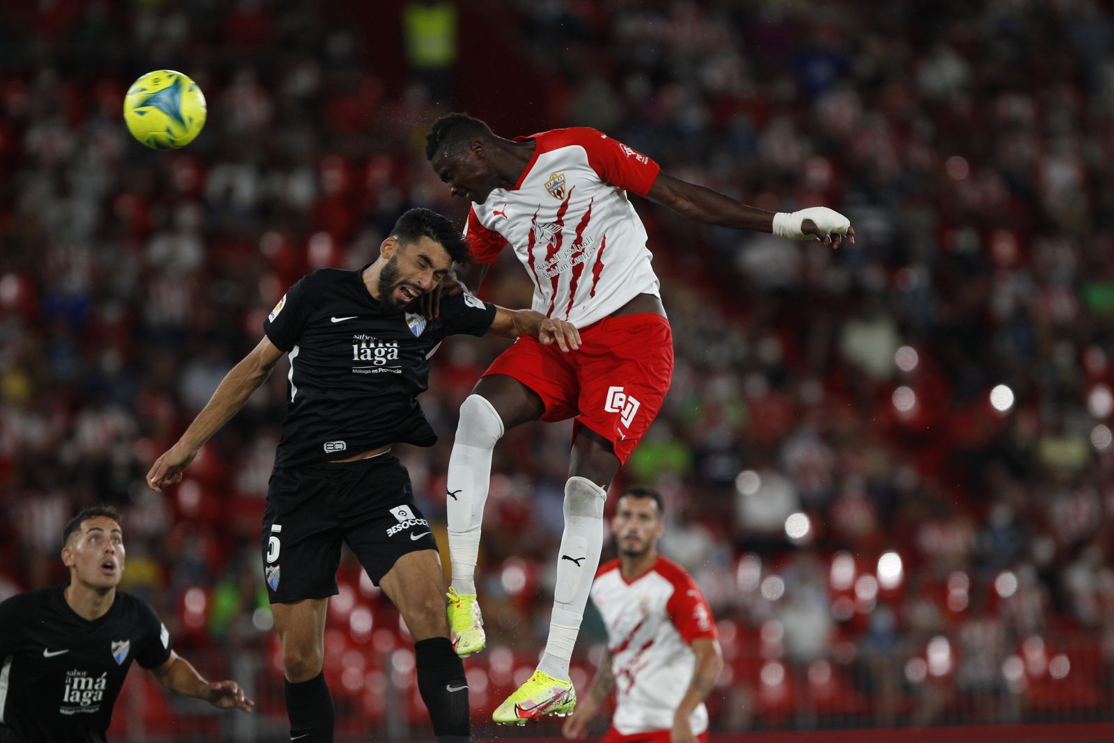 Sadiq cabecea el 1-0.