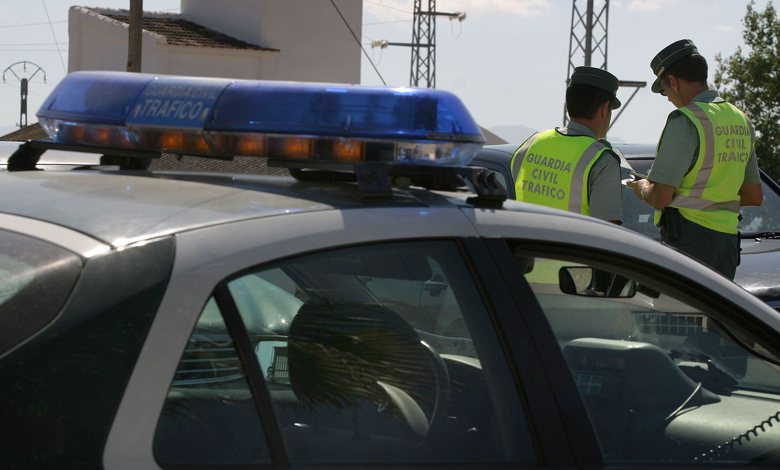 Dos agentes de la Guardia Civil de tráfico.