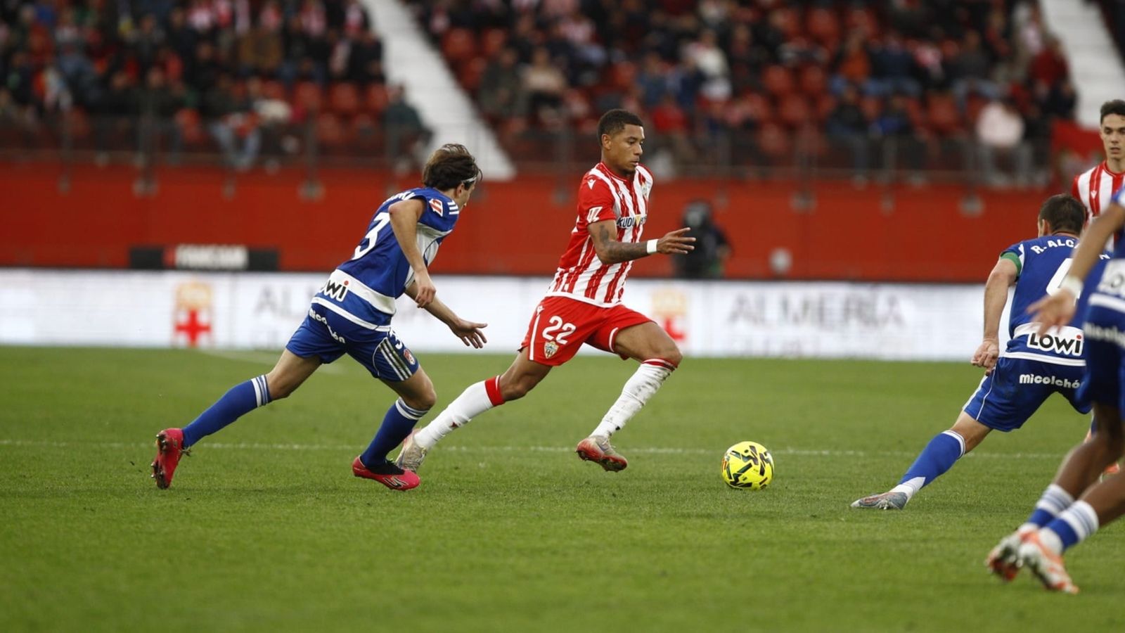 Daijiro Chirino trata de marcharse de la presión de Diego Hormigo.