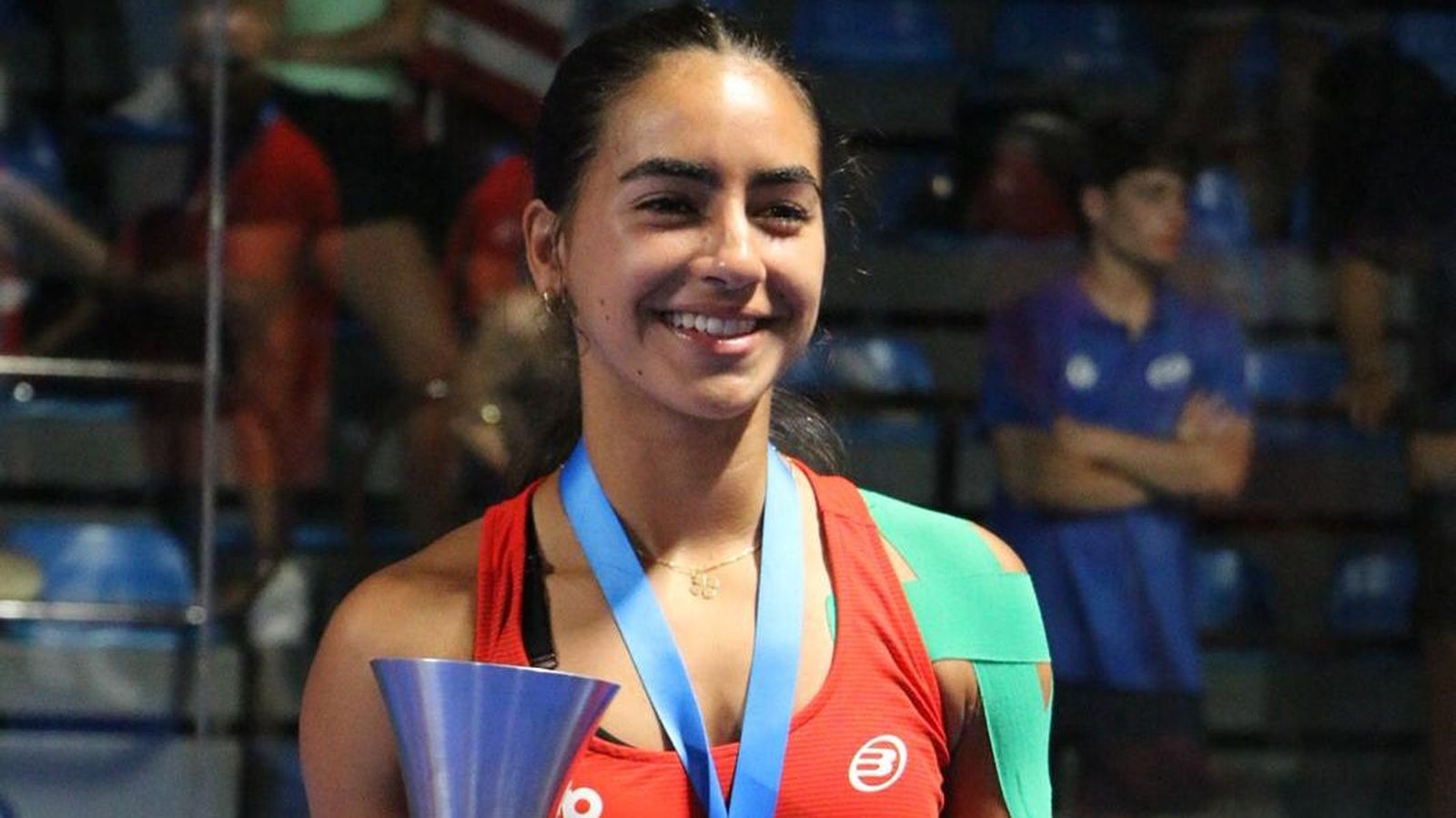 Claudia posa con el Mundial conseguido este mes en Reus.