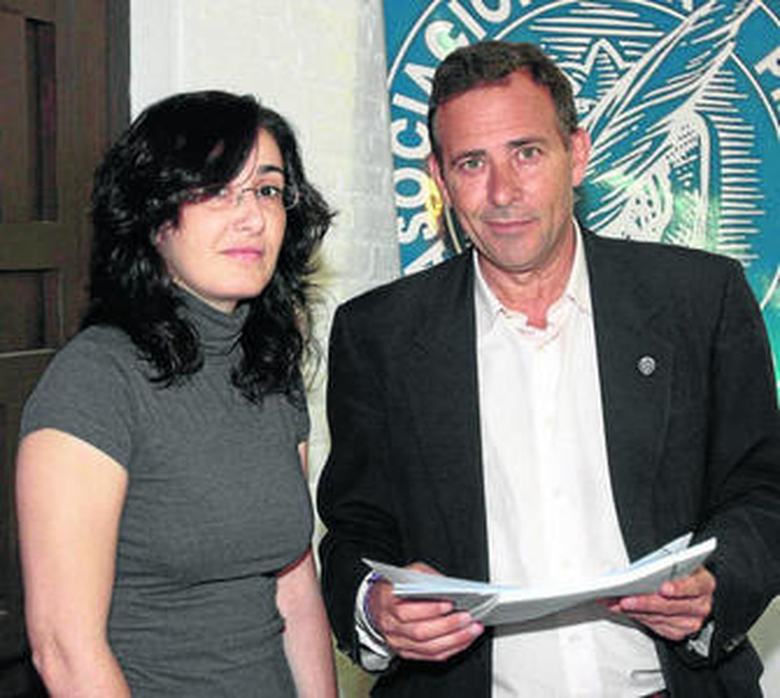 La presidenta de la Asociación de la Memoria Histórica, junto al portavoz de la Plataforma.