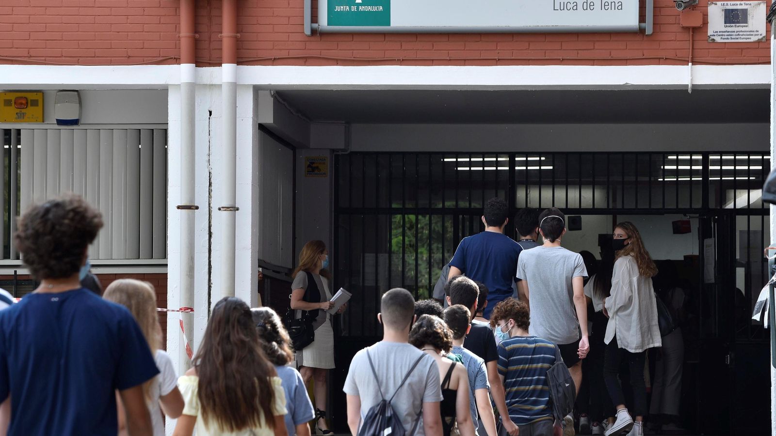 Estudiantes entrando a un instituto público de Sevilla.