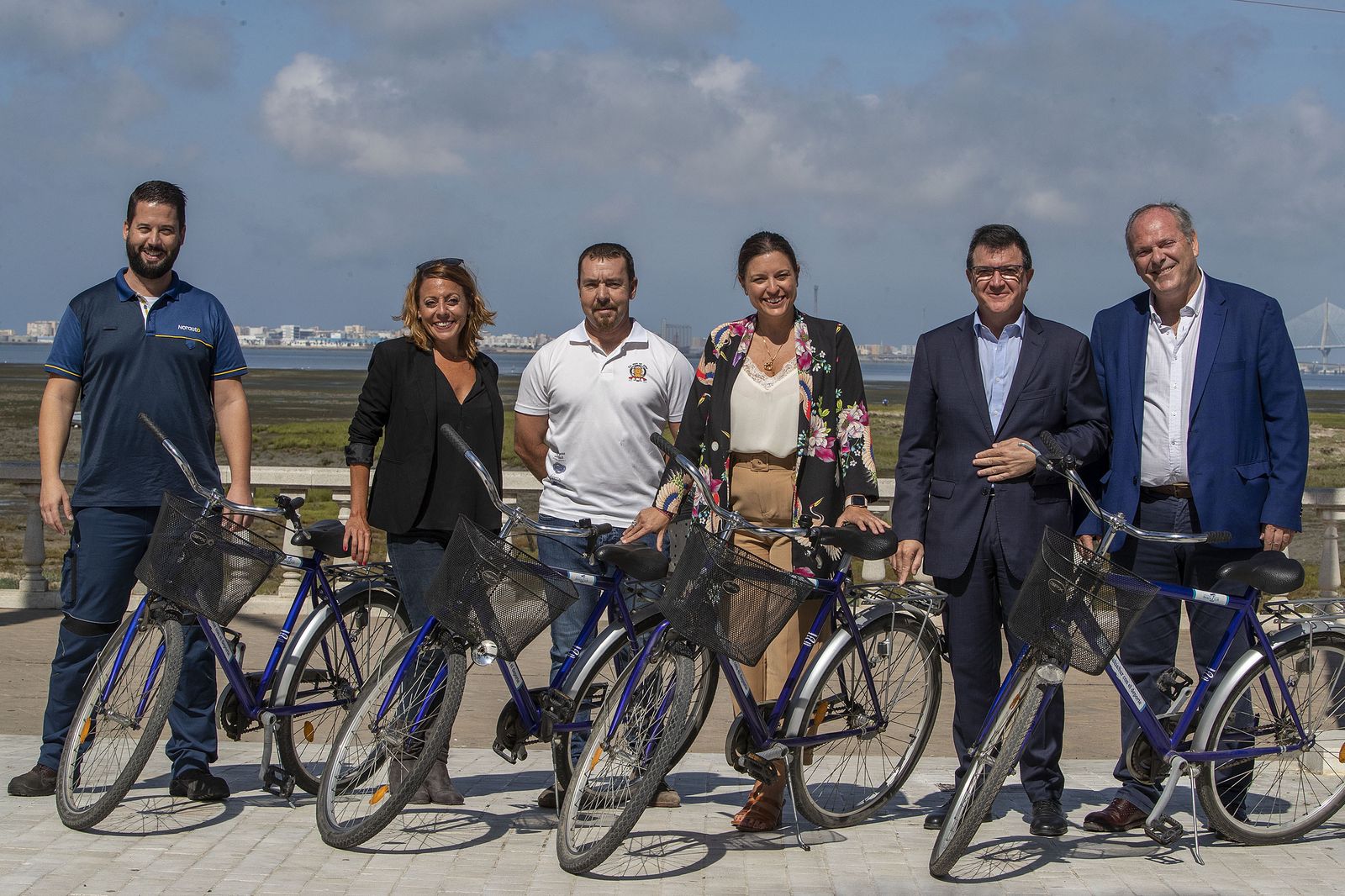Representantes de Bahía Sur, del Ayuntamiento y de firmar y colectivos colaboradores, en la presentación del Día de la Bicicleta