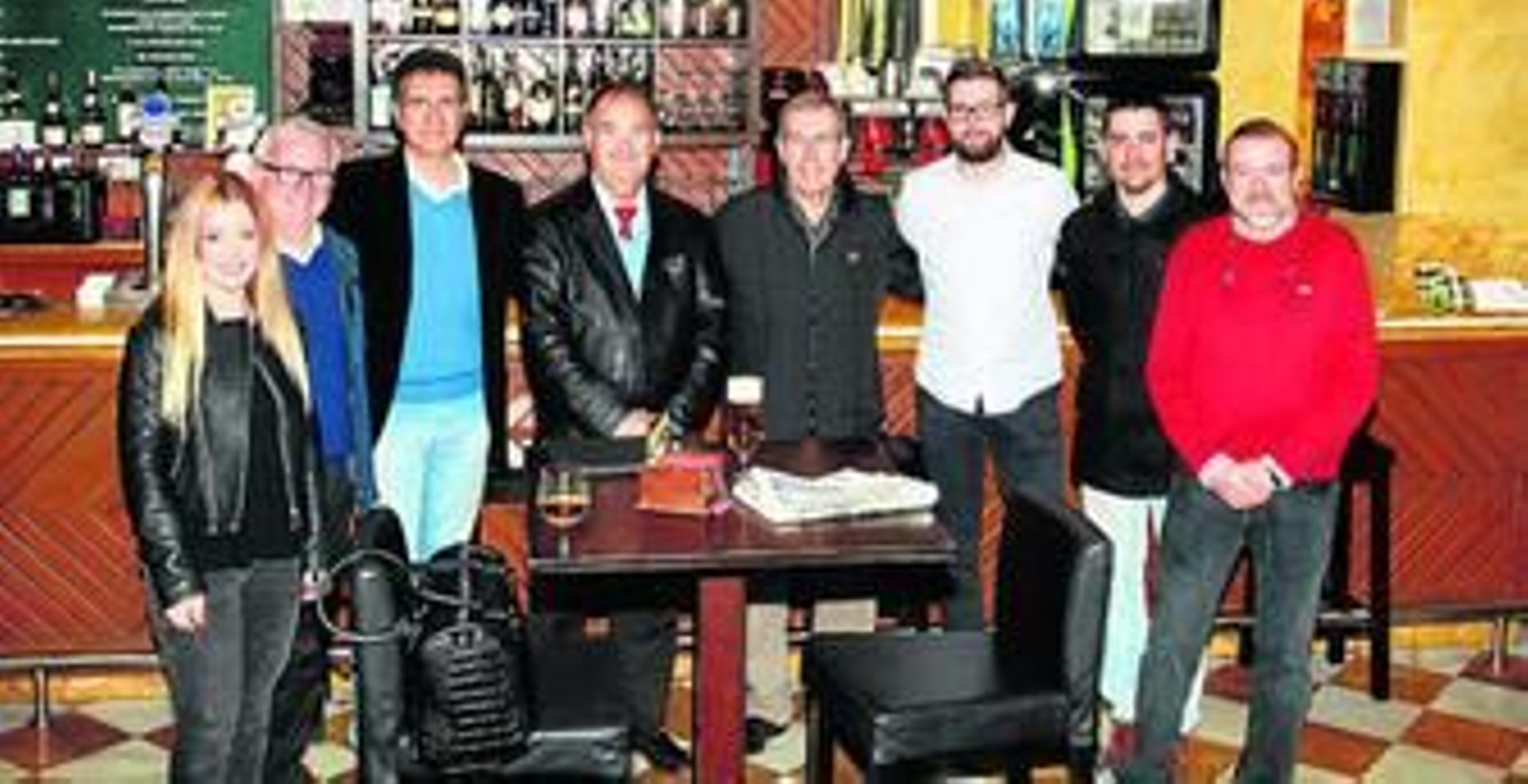 Tomás Guasch y Benjamín Naranjo, junto a los integrantes de La Tertulia Deportiva de 'Huelva Información', en el restaurante La Mirta.
