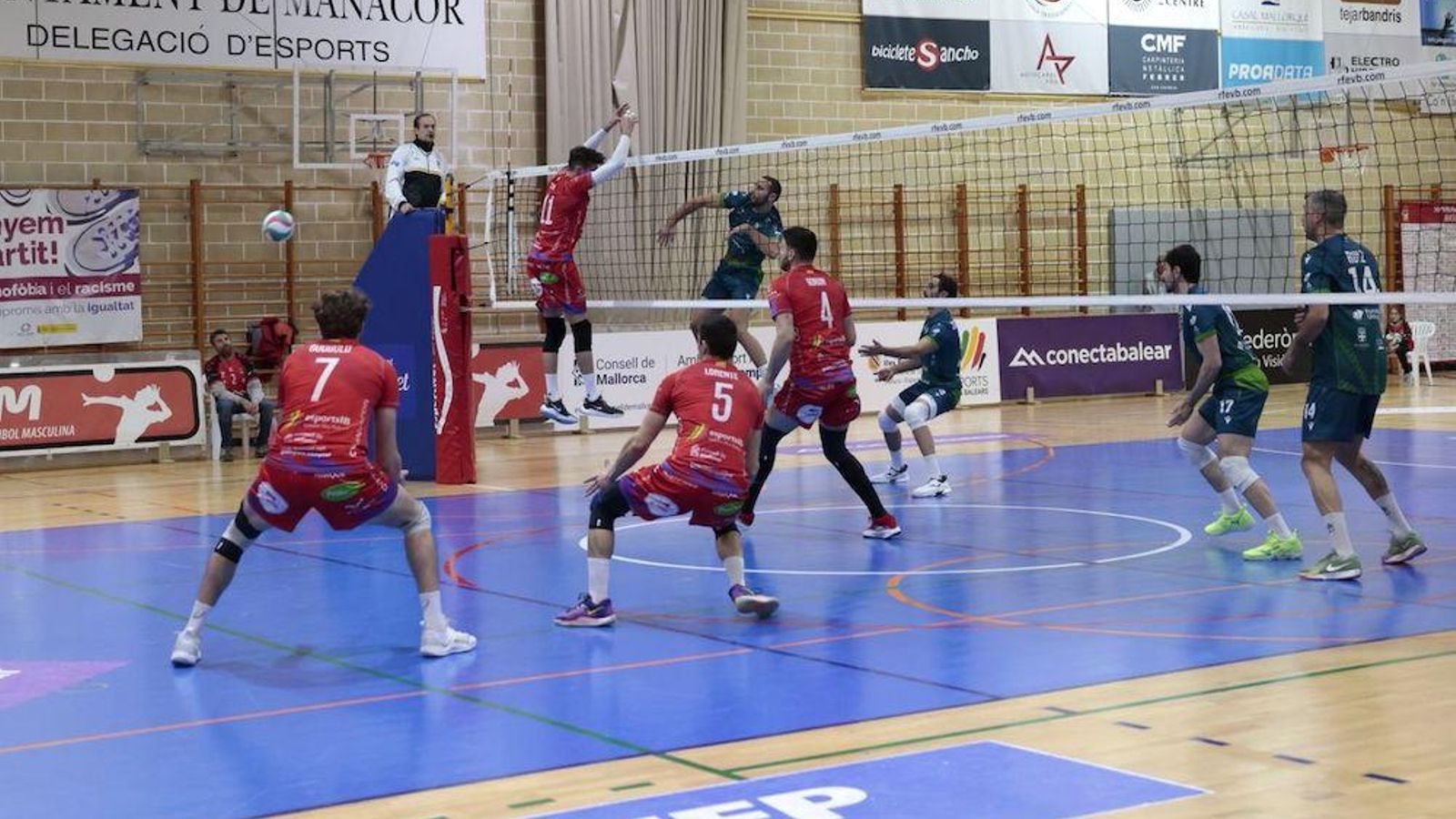 La bola a punto de tocar la pista en uno de los puntos logrados por los ahorradores en su visita a Manacor.
