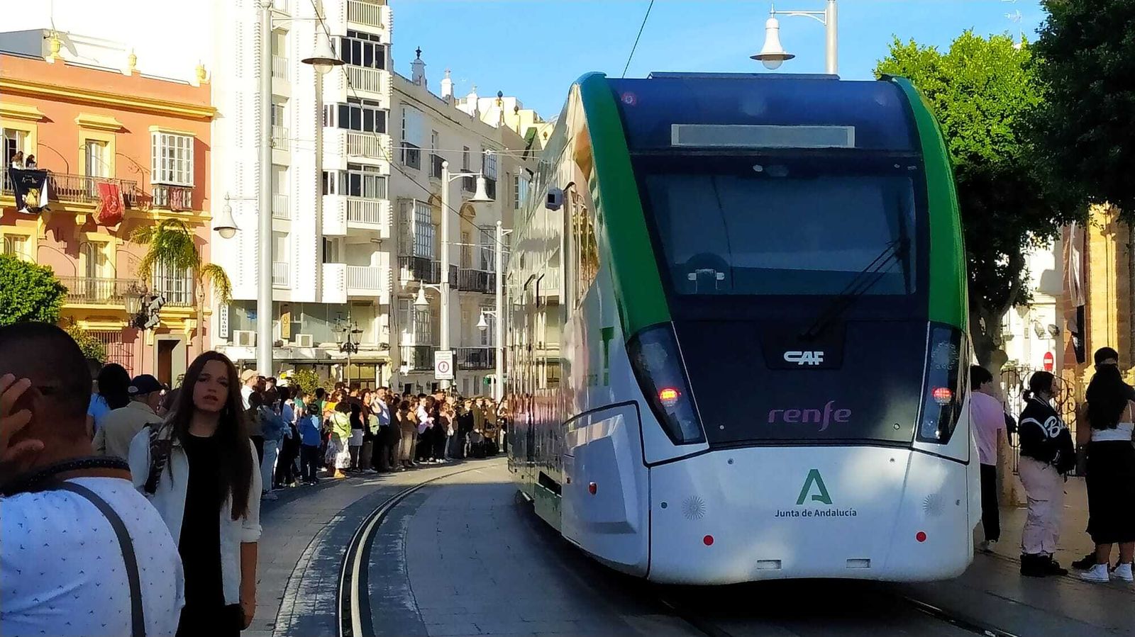 Las imágenes de la Soledad en procesión por las calles de San Fernando