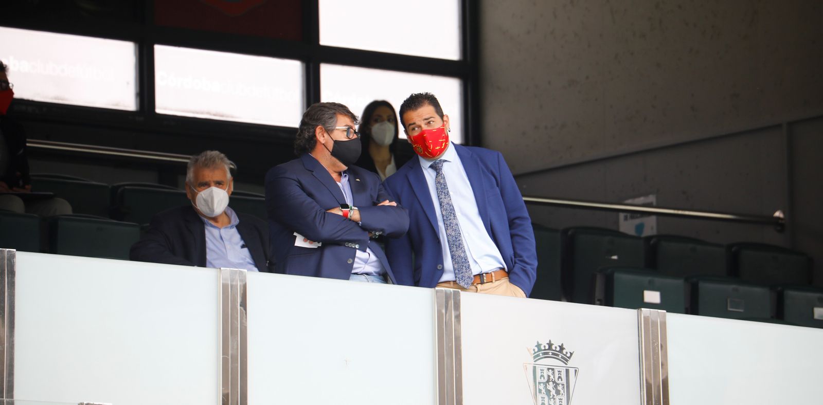 Javier González Calvo, consejero delegado del Córdoba CF, junto a Pablo Lozano, presidente de la RFAF, en el palco de El Arcángel.