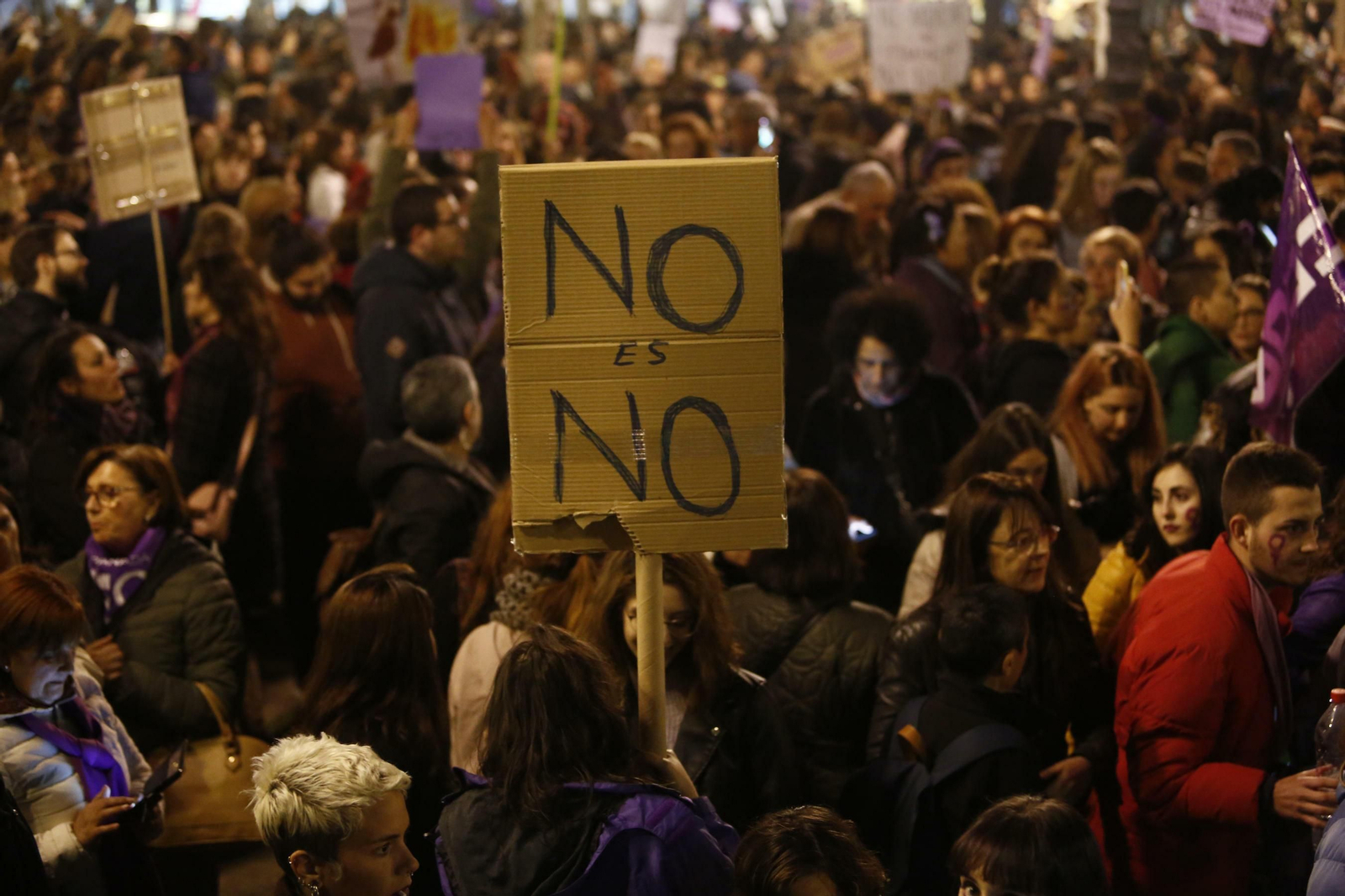 Granada se tiñe de morado con la ola feminista