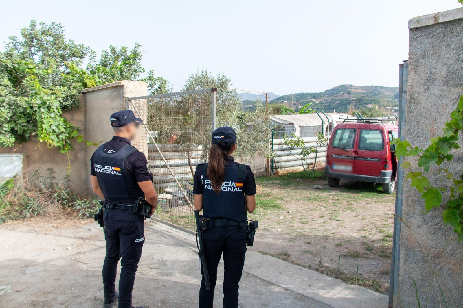 Imagen de la inspección en el lugar donde fue hallada la fallecida Imagen de la inspección en el lugar donde fue hallada la fallecida