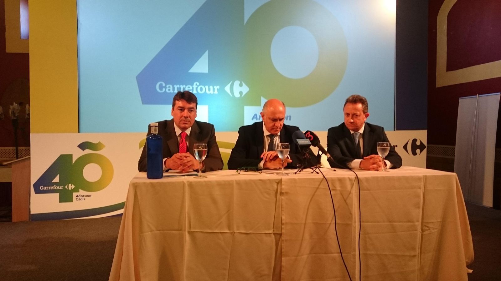 Los responsables del hipermercasdo Carrefour, ayer en la rueda de prensa que ofrecieron en El Puerto.