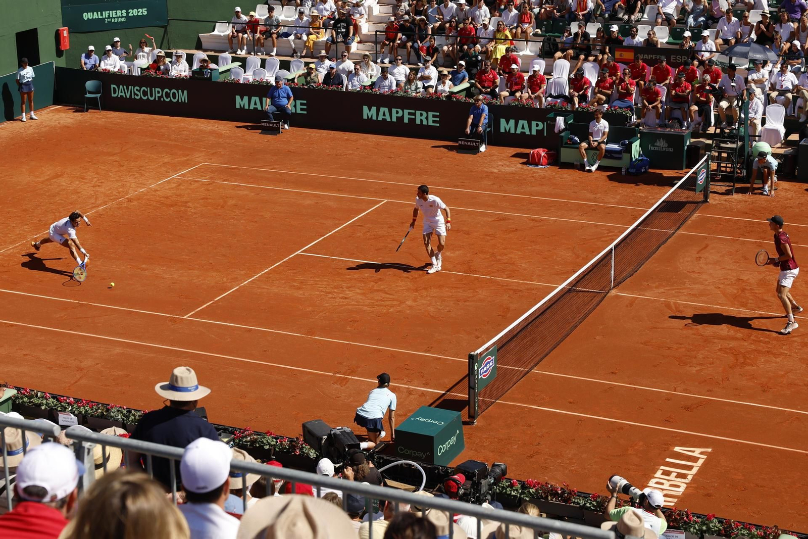 Pedro Martínez y Jaume Munar dan vida a España en la Copa Davis (1-6, 6-3 y 6-2)
