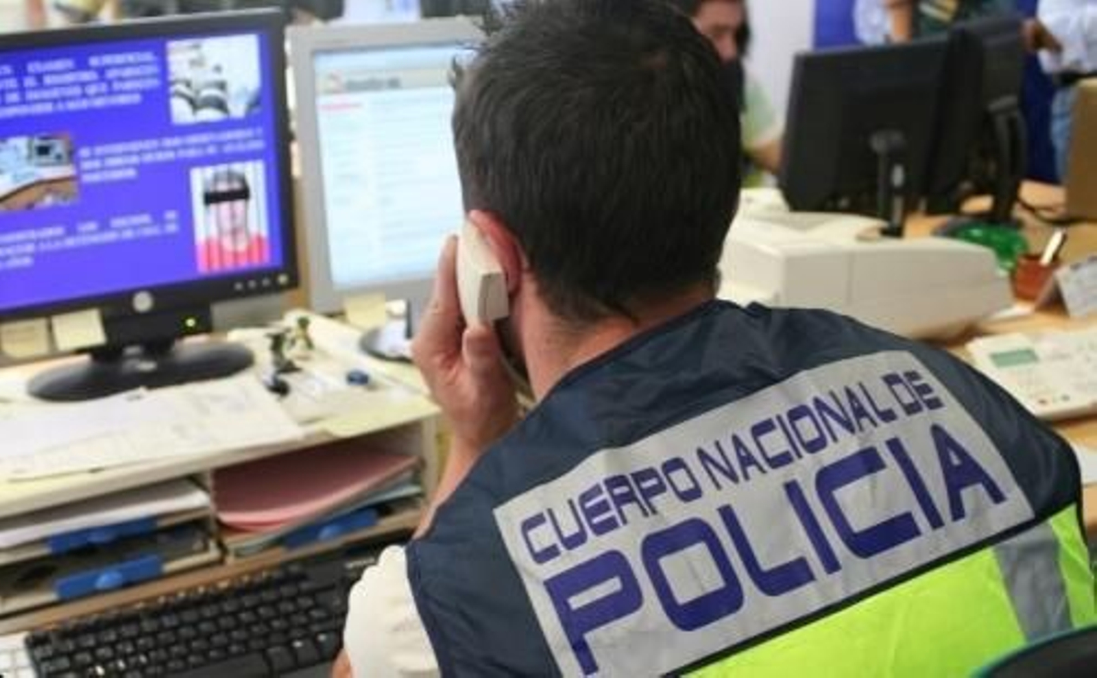Un agente de la Brigada de Investigación Tecnológica de la Policía Nacional.