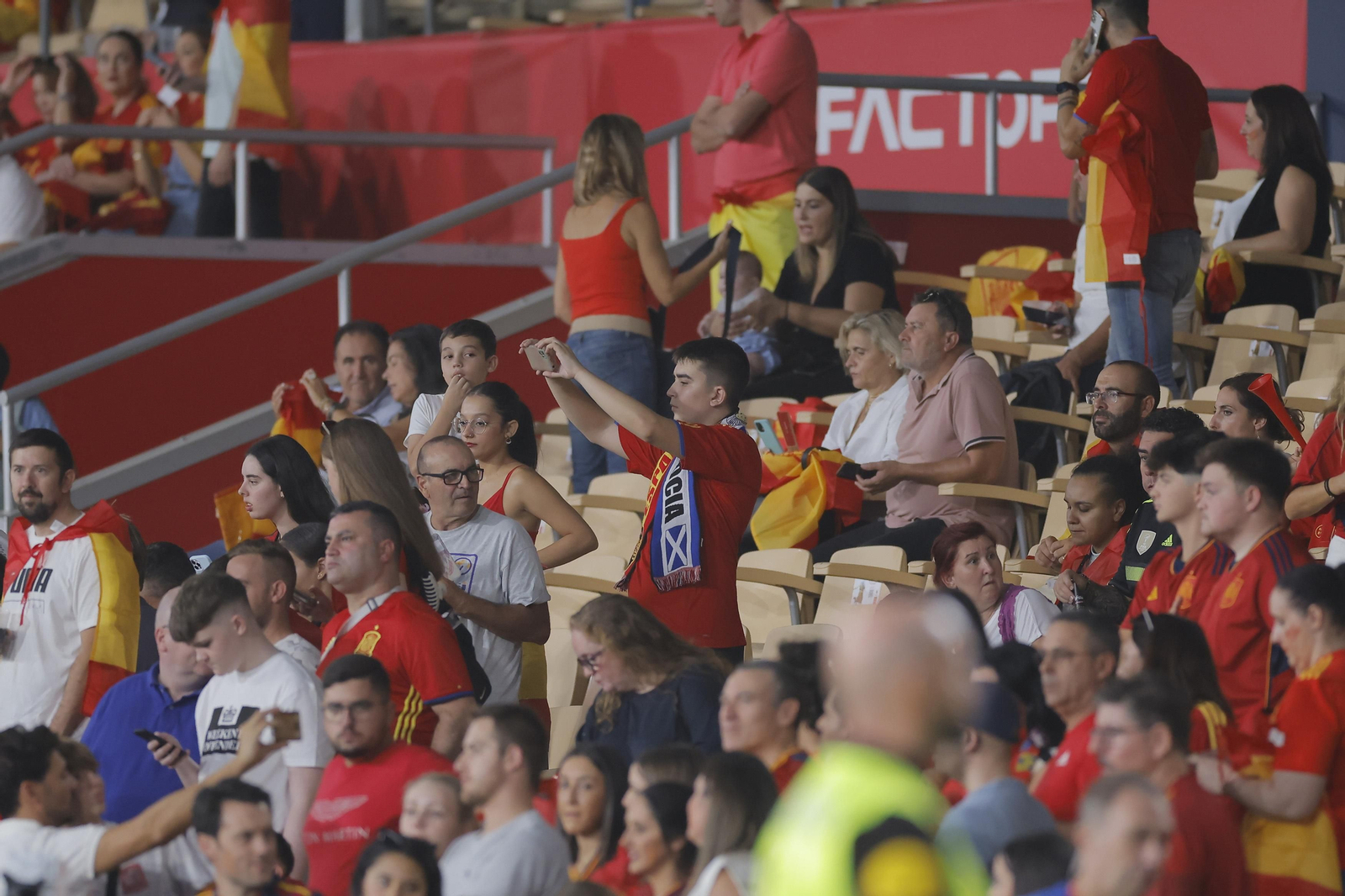 Búscate en las fotos del España-Escocia