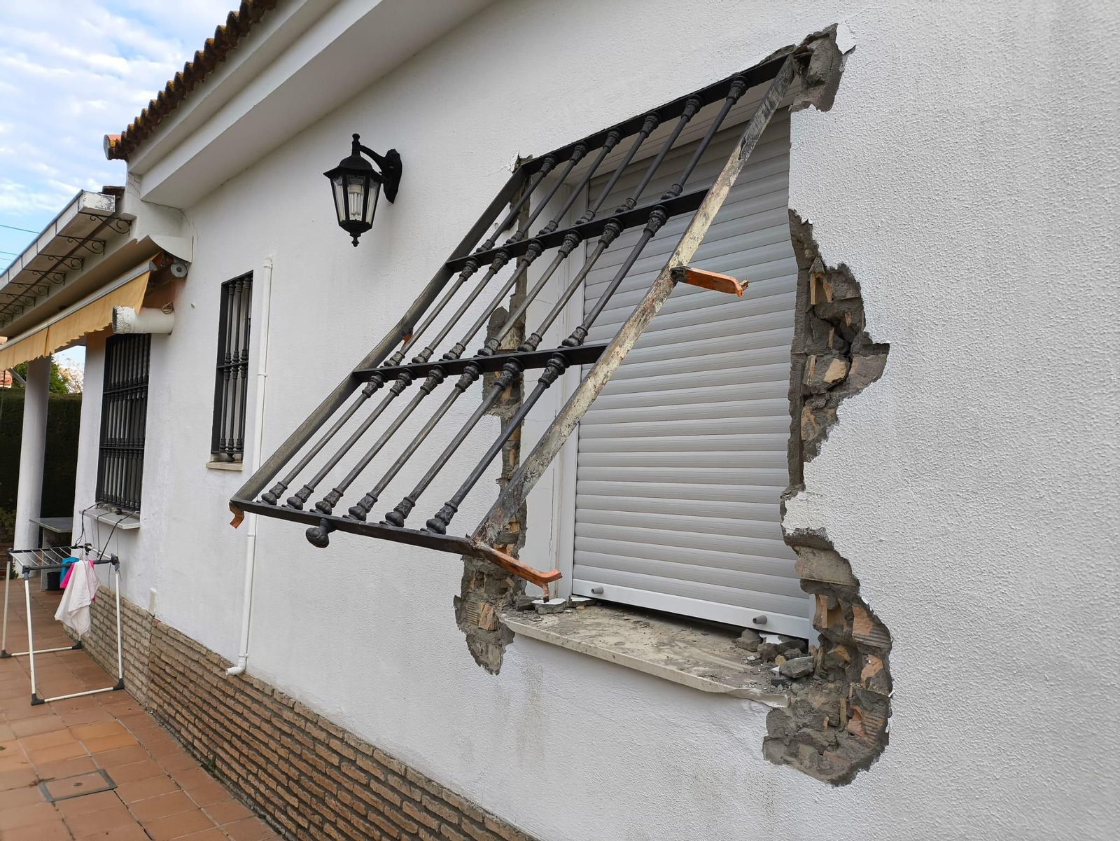 La reja de una ventana de una casa en Palomares, arrancada de cuajo por los ladrones.