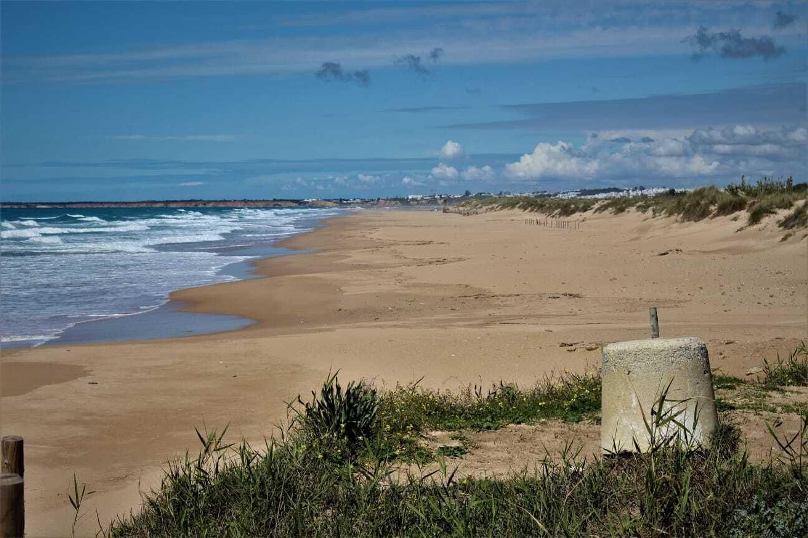 Las desérticas playas de Cádiz por el coronavirus, en imágenes