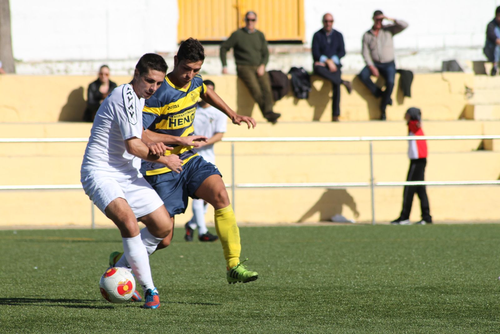 Juan Ureba (d) pugna con un jugador del Pozoblanco en su anterior etapa en el Conil.