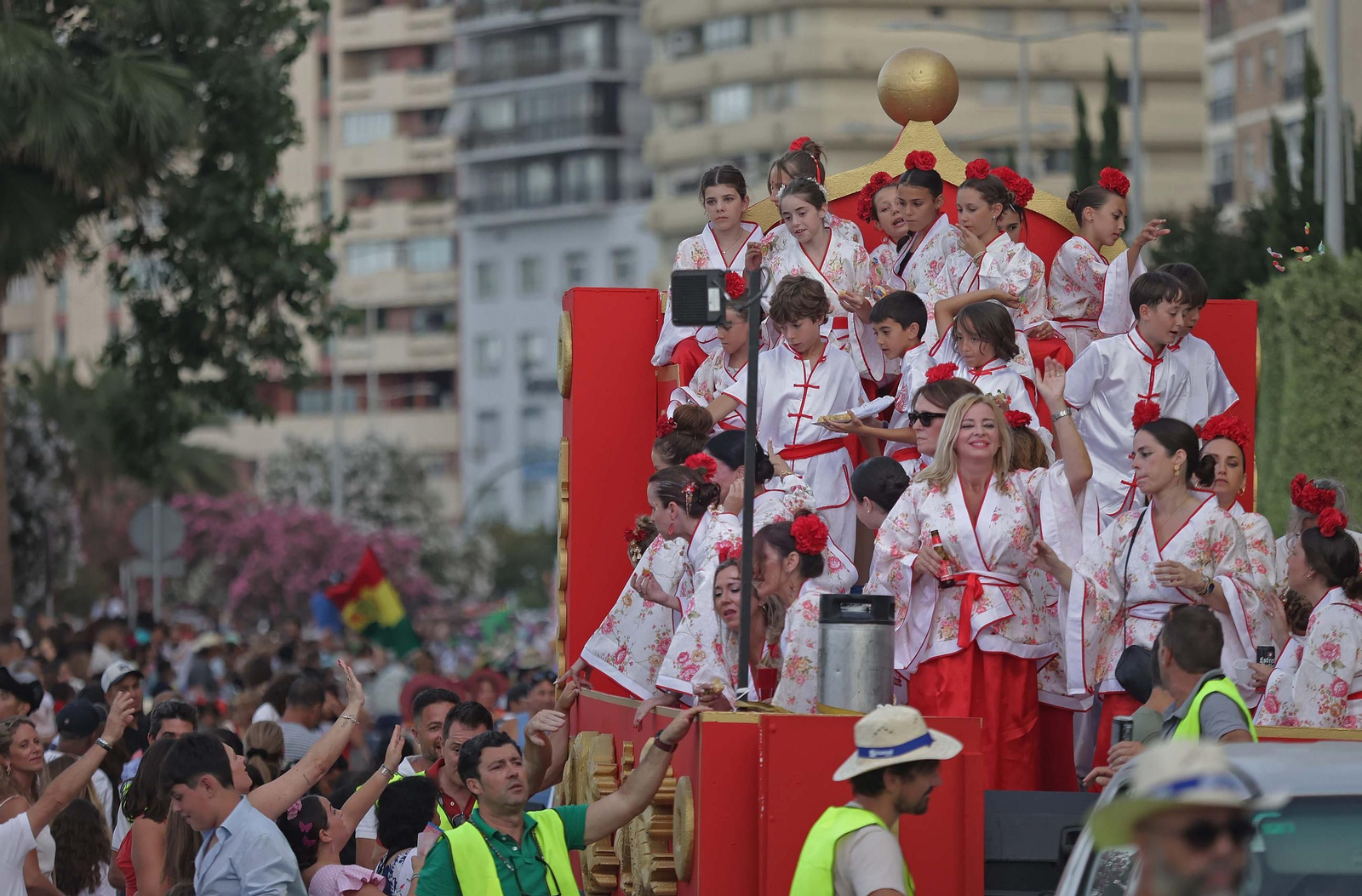 Búscate en las fotos de la cabalgata de la Feria Real de Algeciras 2025