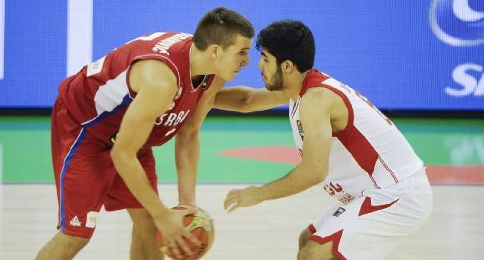 Serbia sufre para imponerse a Irán (70-83)