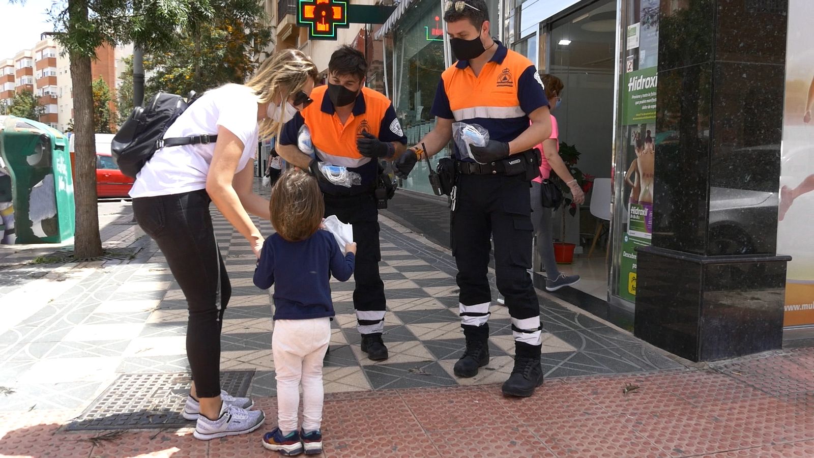 Reparto de mascarillas en la Avenida Juan Carlos I.