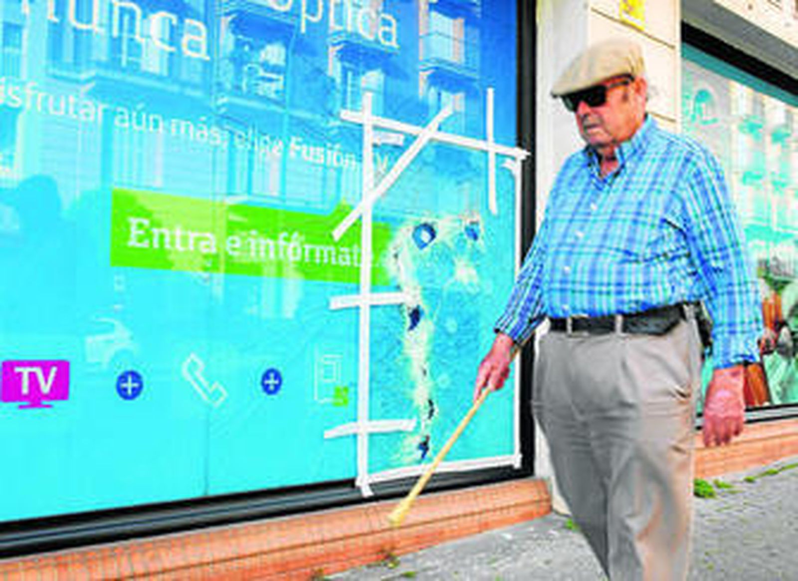 El cristal roto en el lateral de la tienda que da a la Carretera de Carmona.